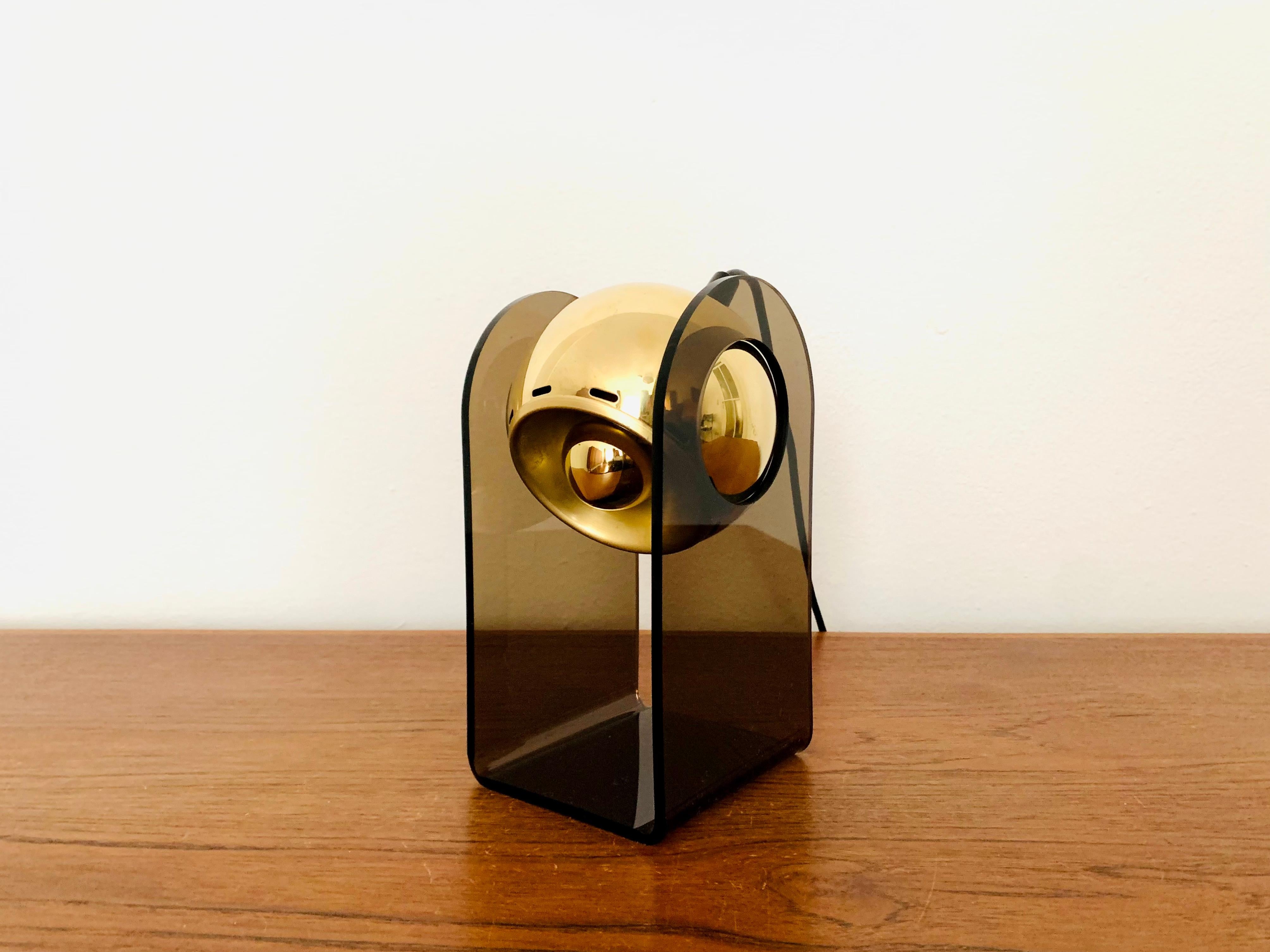 Maravillosa lámpara de mesa de plexiglás de los años 70.
Muy buena elaboración y diseño inusual.
El cabezal giratorio crea diferentes ambientes de iluminación.

Estado:

Muy buen estado vintage con ligeros signos de desgaste propios de la