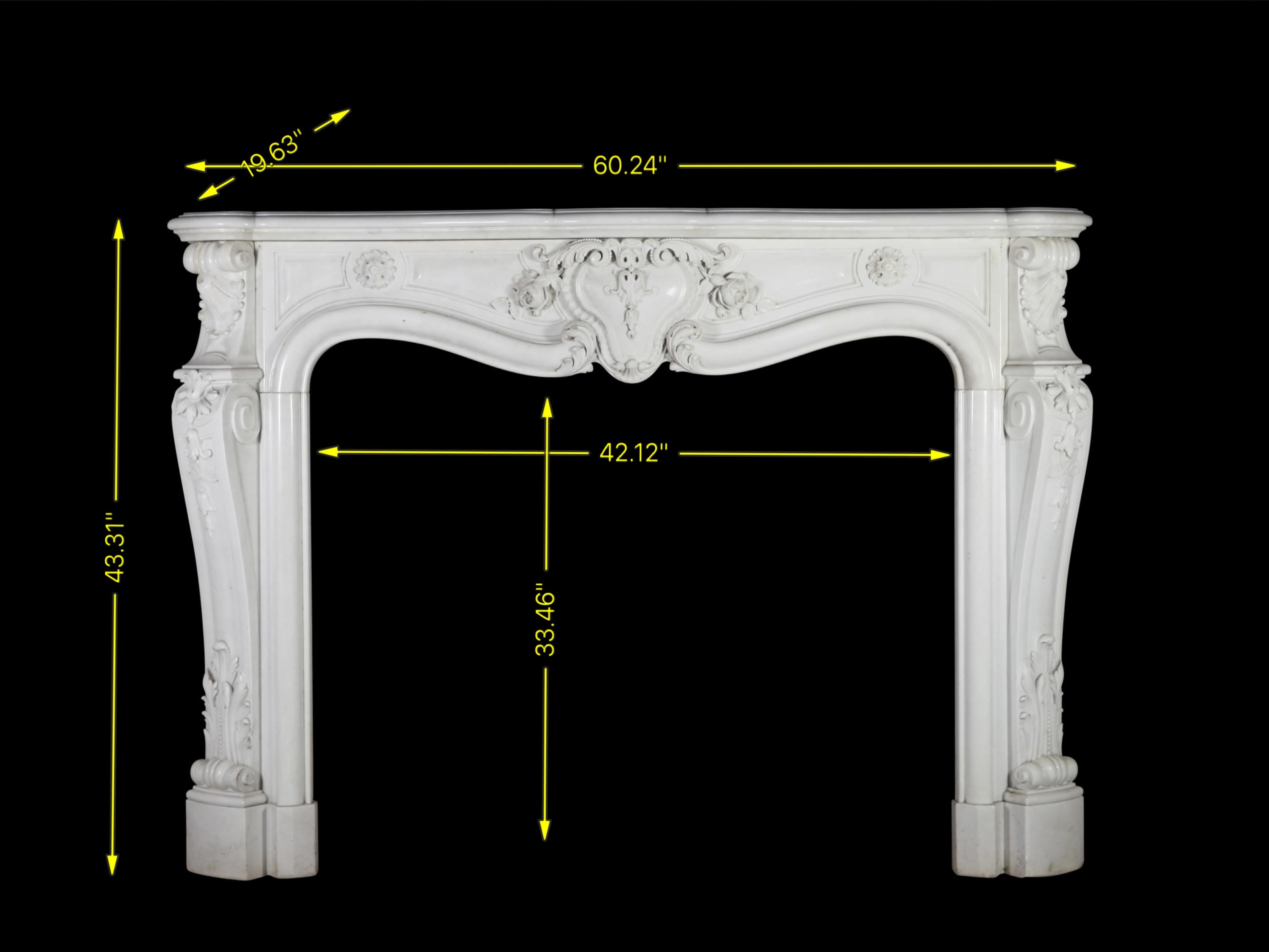 Este fino y excepcional marco de chimenea antiguo original de París es de mármol estatuario blanco puro. Tanto el estado como la talla son excepcionales. Es de la gran época dorada de Francia, finales del siglo XIX, de estilo Luis XIV, una pieza