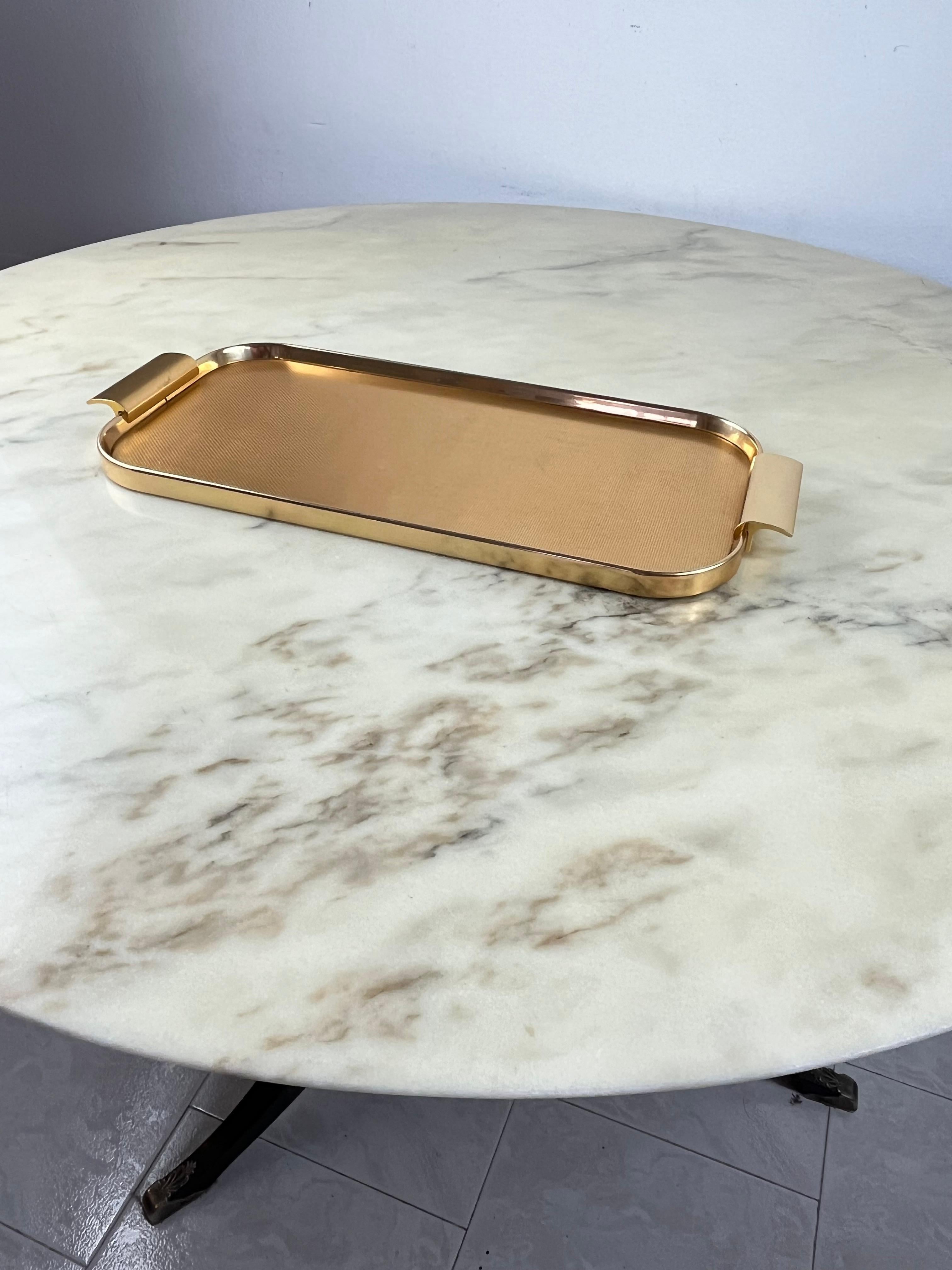Plateau en aluminium doré Design italien du milieu du siècle 1960 Bon état - En vente à Palermo, IT