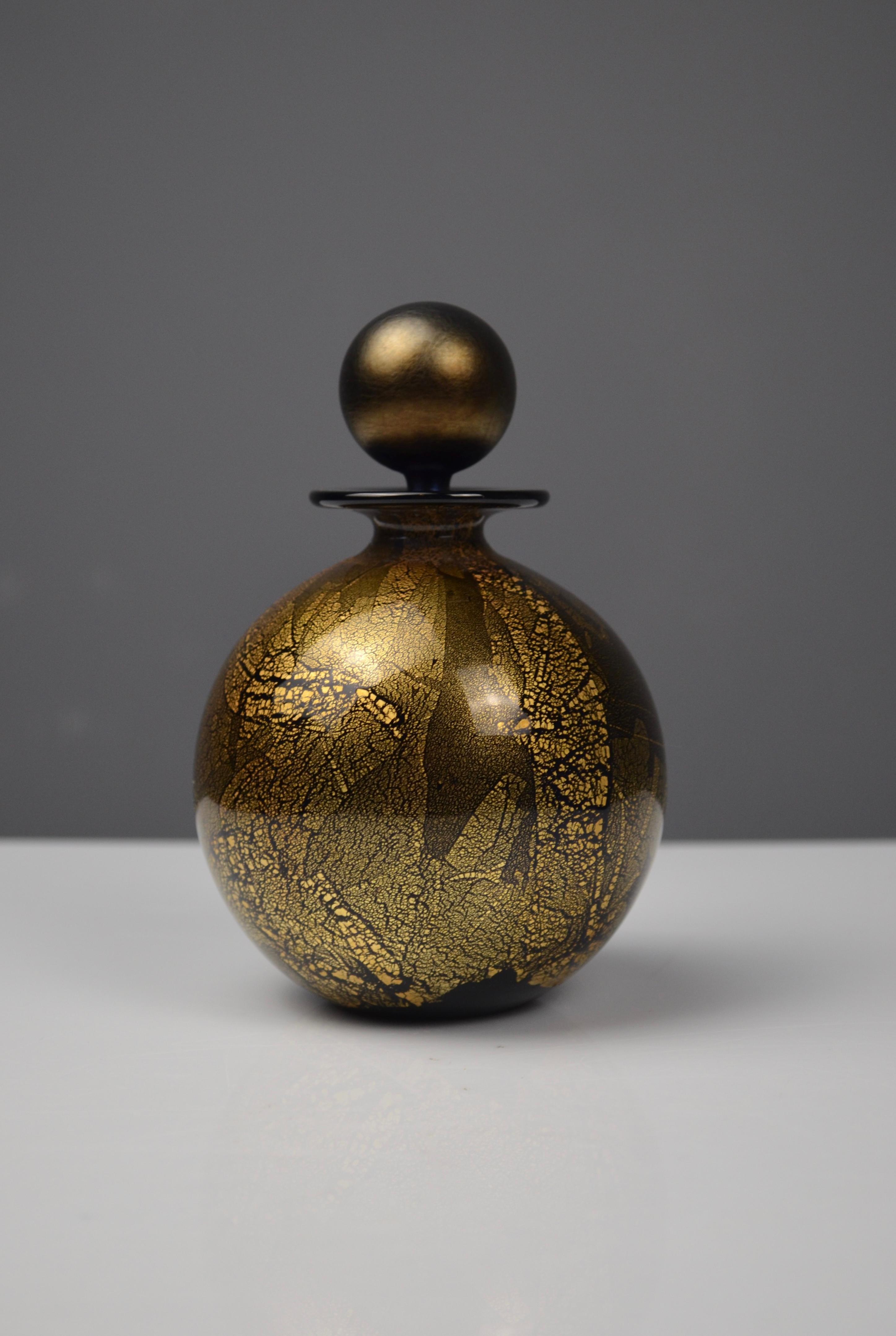 Inglese Bottiglia di profumo in vetro dorato e nero iridescente di Isle of Wight Studio Glass in vendita