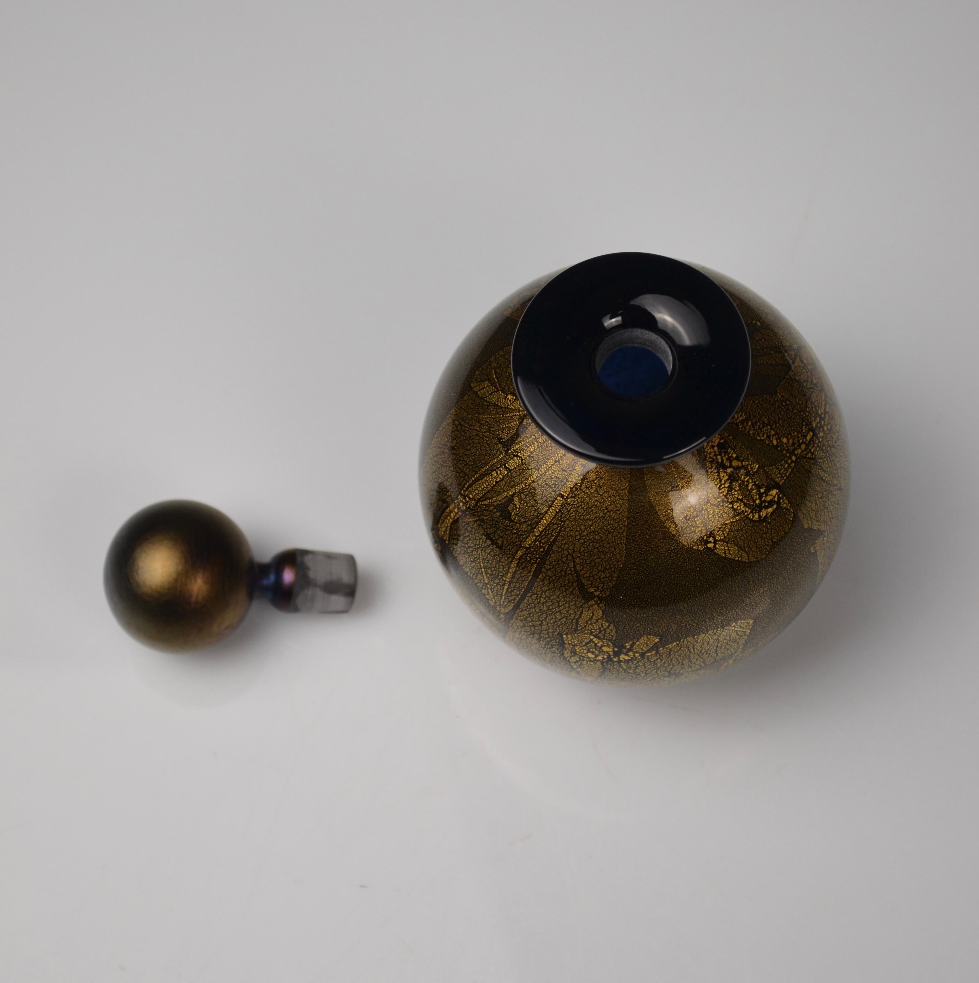 Bottiglia di profumo in vetro dorato e nero iridescente di Isle of Wight Studio Glass In condizioni buone in vendita a Marinha Grande, PT