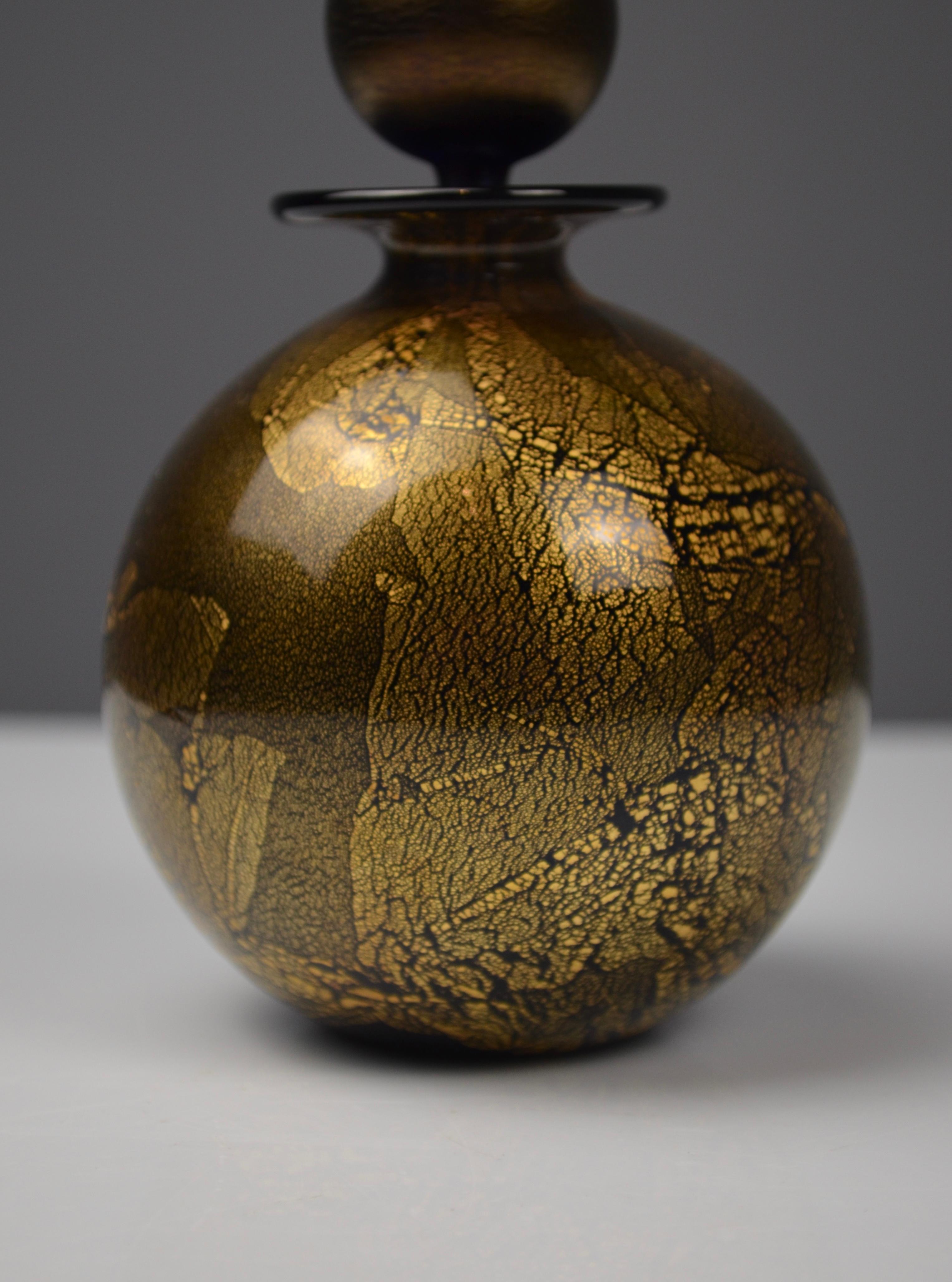 Fine XX secolo Bottiglia di profumo in vetro dorato e nero iridescente di Isle of Wight Studio Glass in vendita