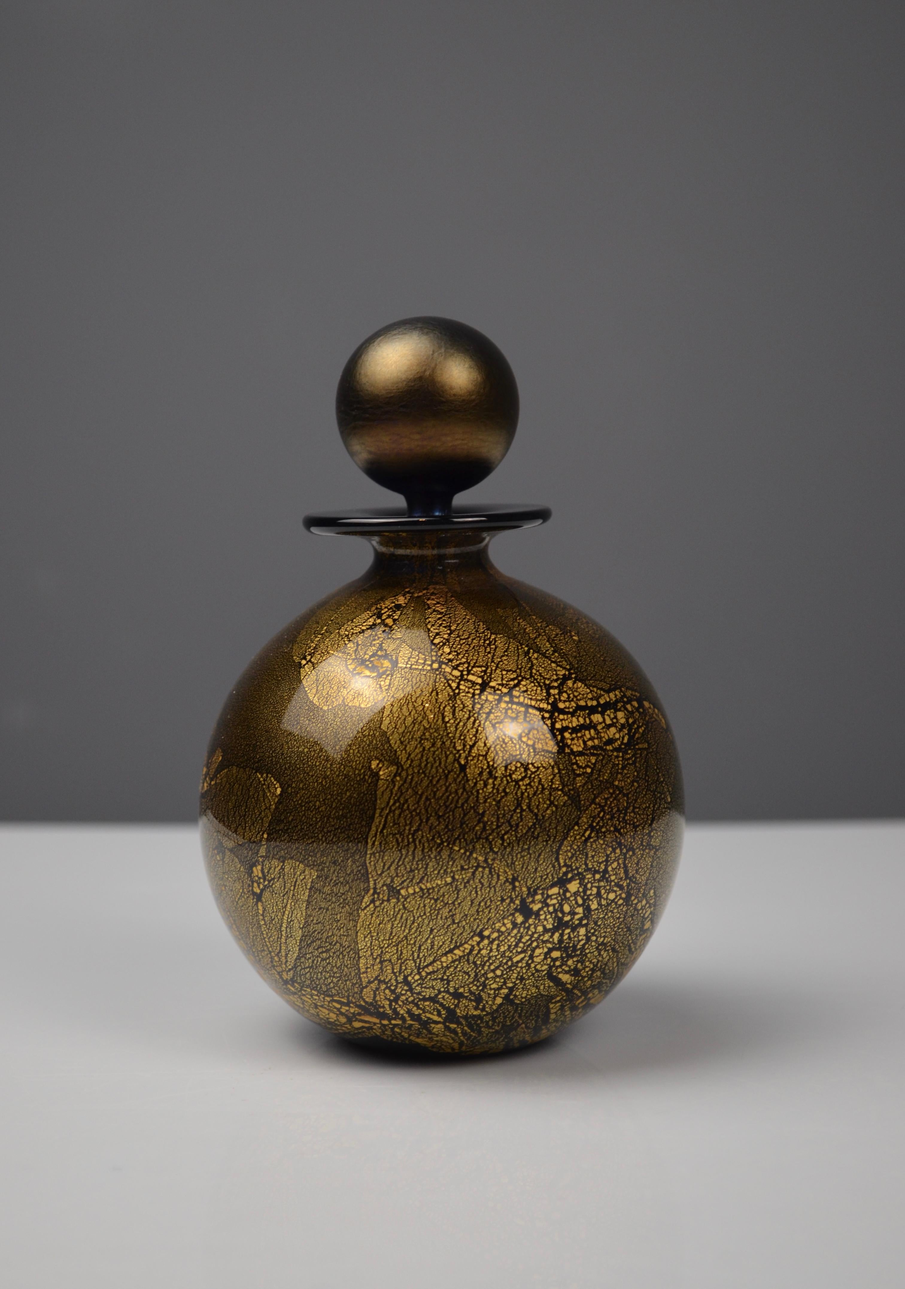 Vetro soffiato Bottiglia di profumo in vetro dorato e nero iridescente di Isle of Wight Studio Glass in vendita