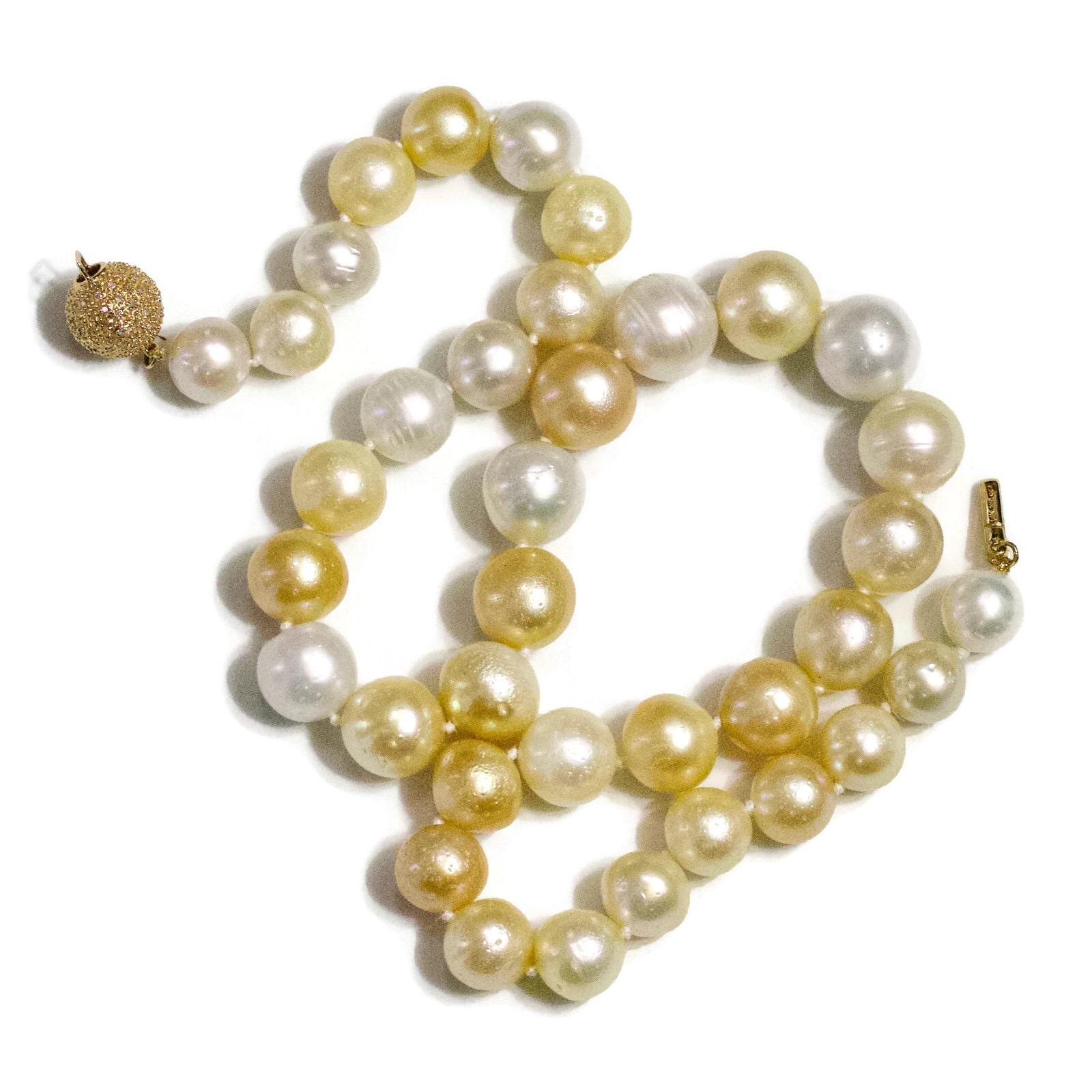 Golden and White South Sea Pearl Necklace with a 14 Karat Gold Diamond Clasp In New Condition For Sale In New York, NY