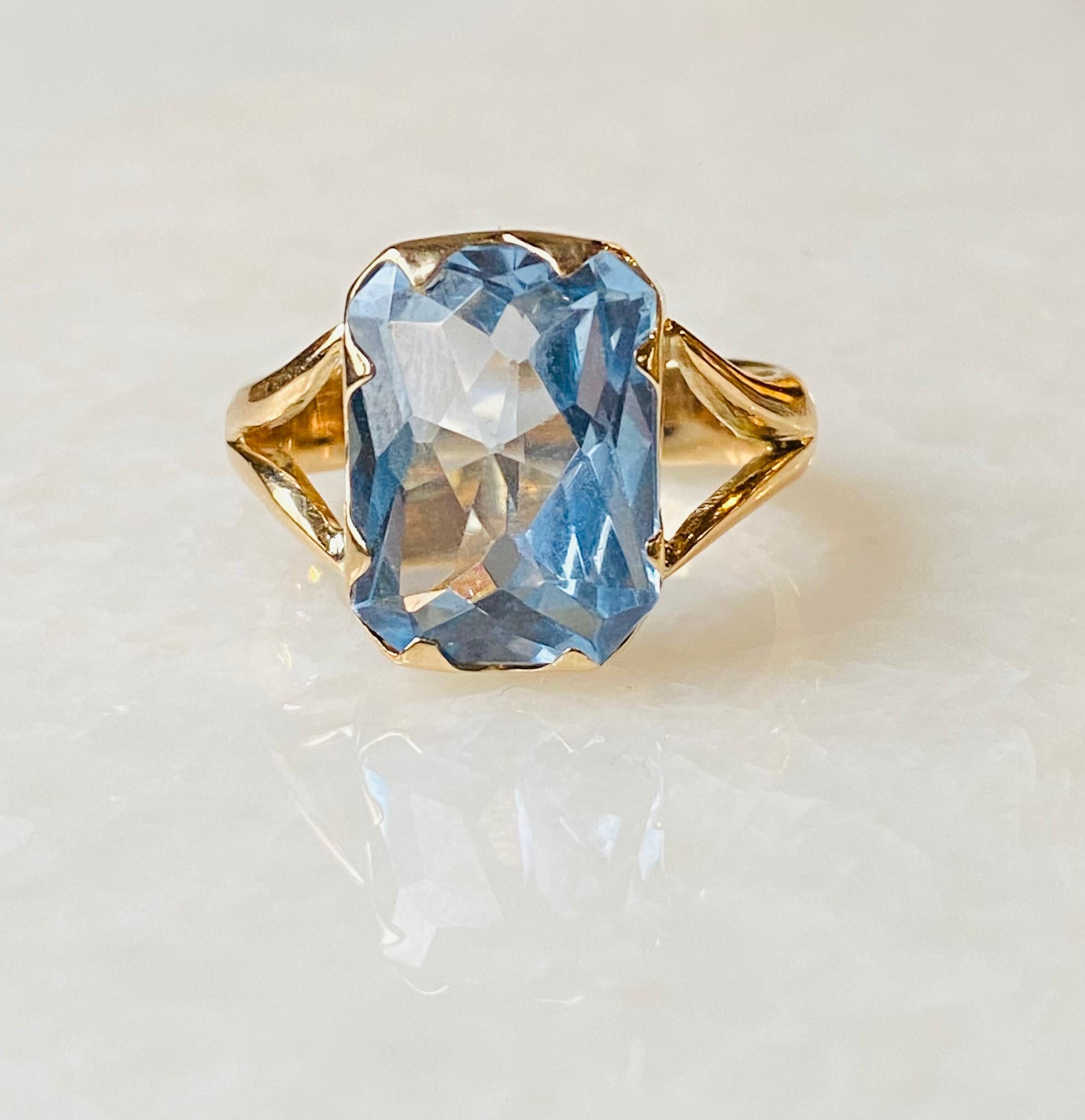 This antique 18 carat golden ring has a truly beautiful faceted aquamarine. This gemstone is double faceted in 8 sides. And the color of this gem is absolutely stunning and shows an enchanting color spectrum and vibrant hue. The aquamarine is set in