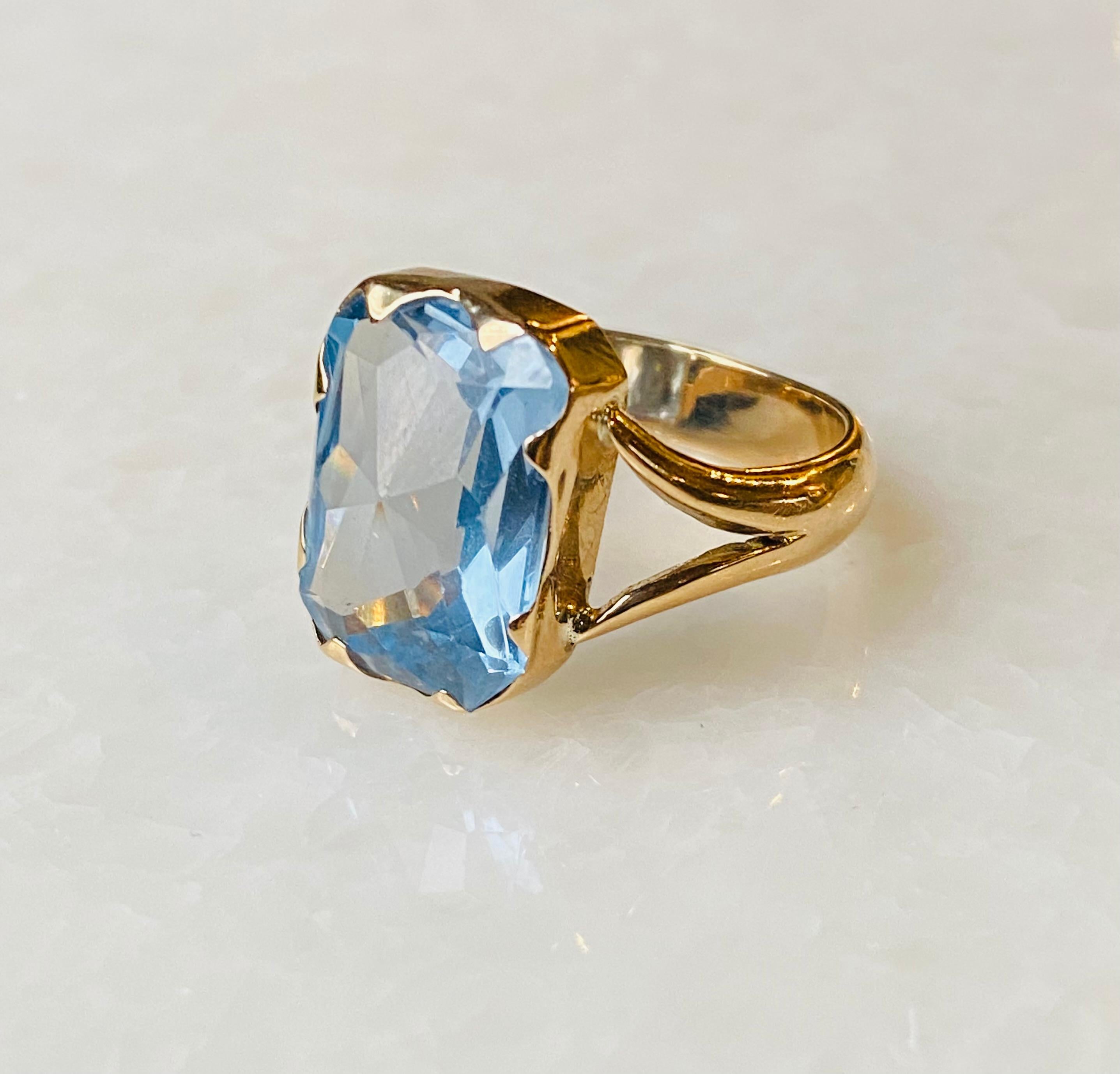 Post-War Antique 18 carat yellow golden ring, 8 sides faceted aquamarine of 7.6 carat