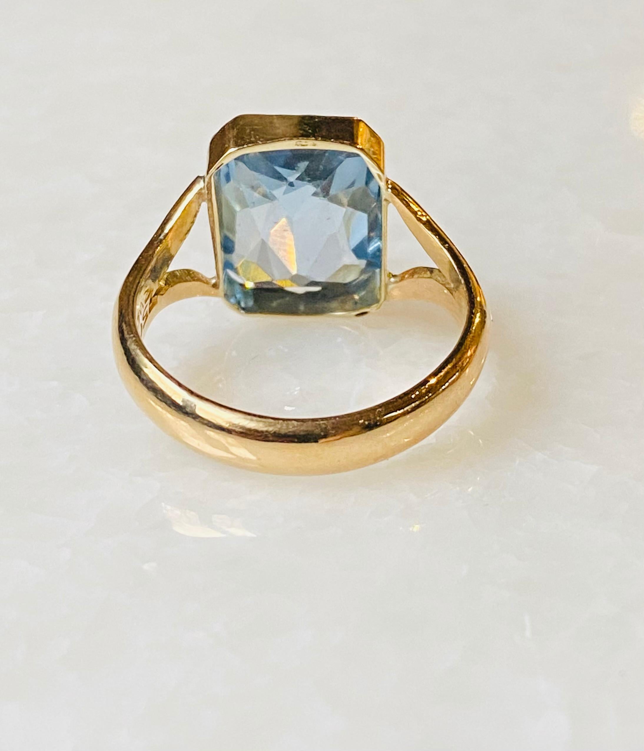 Women's or Men's Antique 18 carat yellow golden ring, 8 sides faceted aquamarine of 7.6 carat