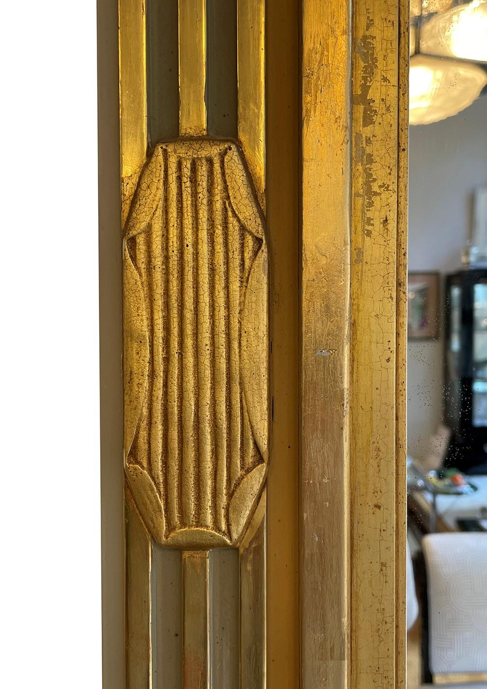 Espejo dorado Art Decó, Francia 1925, madera dorada con adornos de flores Francés en venta