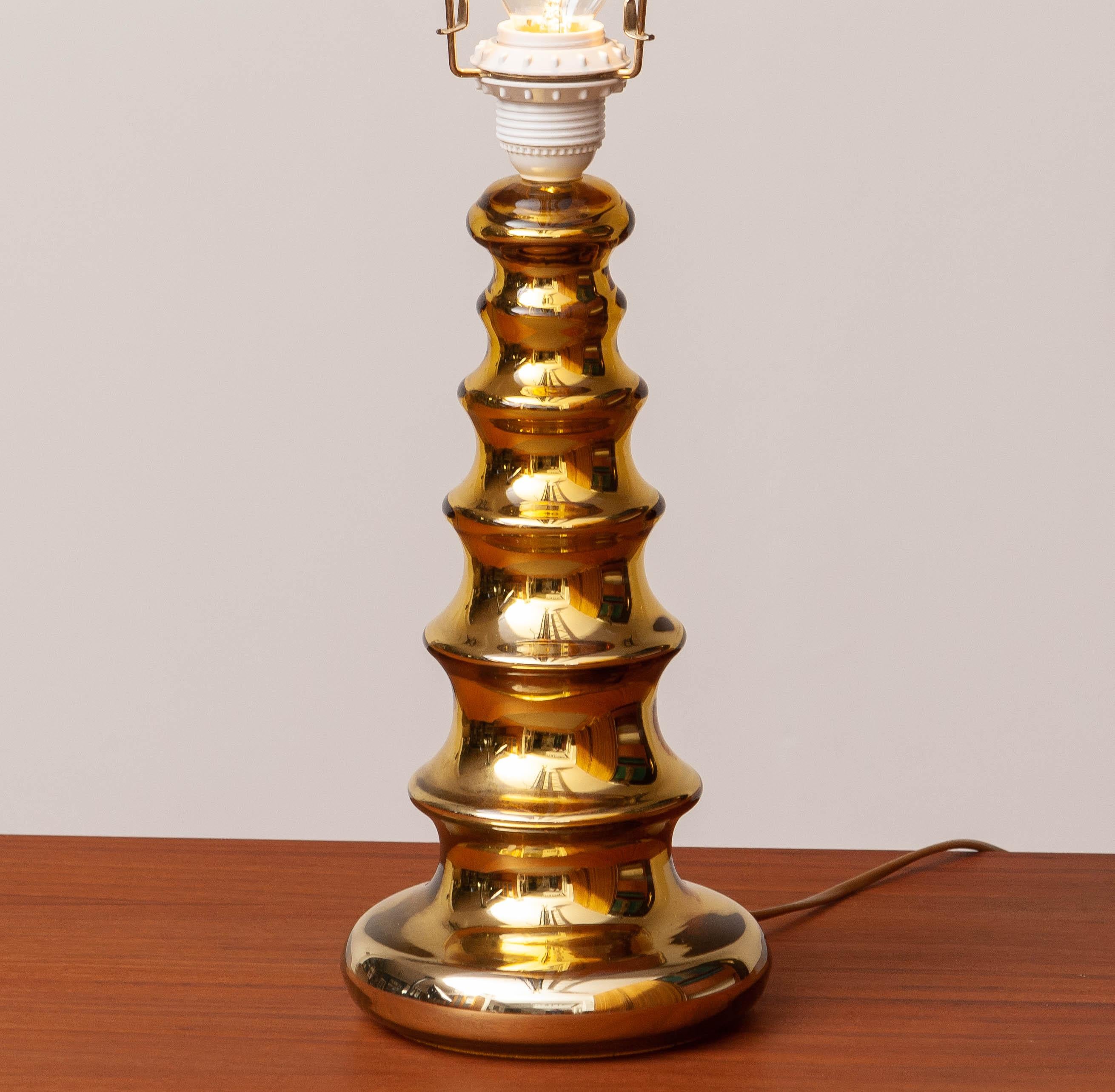 Scandinave moderne Lampe de bureau en verre d'art doré de Gustav Leek pour Lindshammar, Suède, 1970 en vente