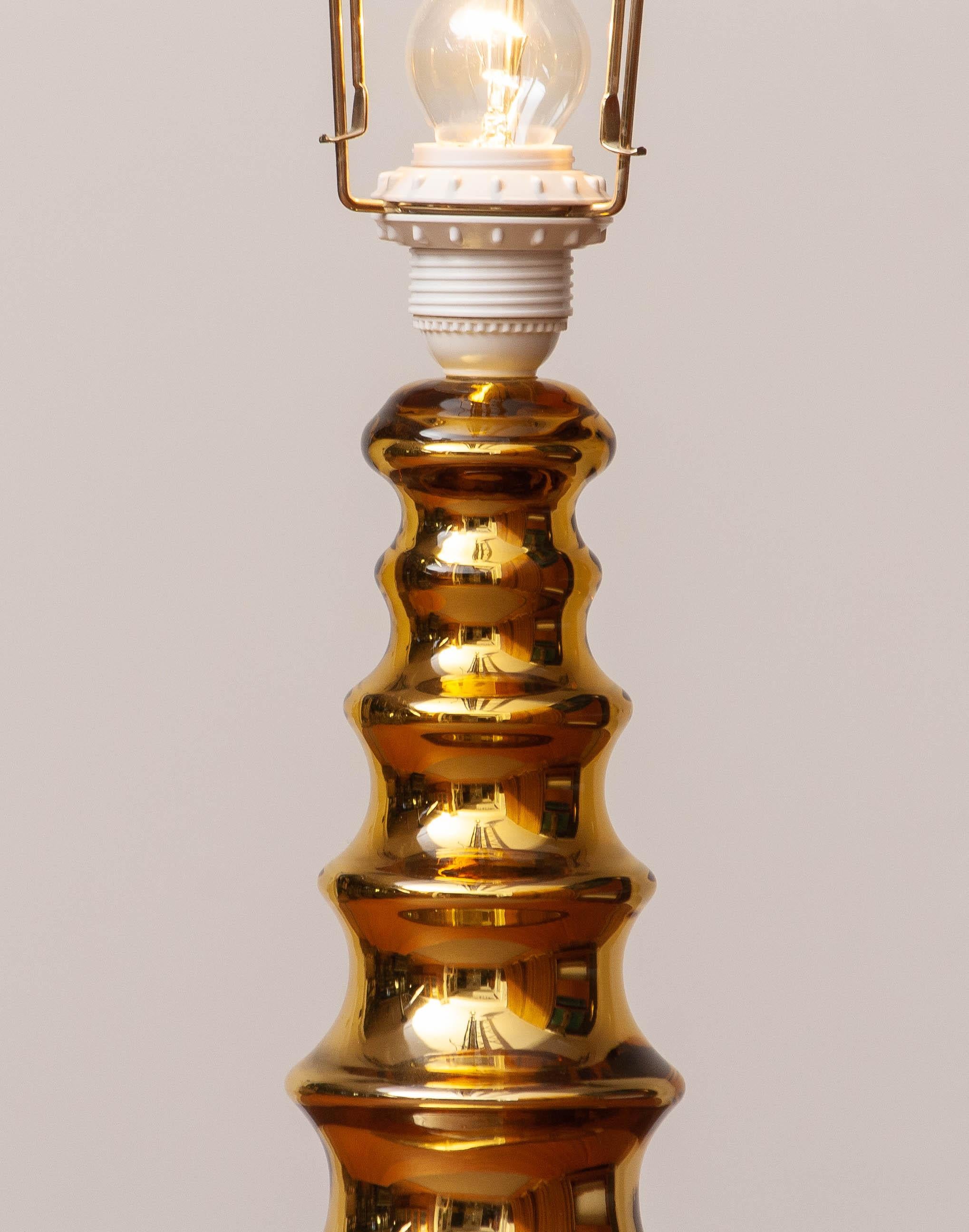Suédois Lampe de bureau en verre d'art doré de Gustav Leek pour Lindshammar, Suède, 1970 en vente