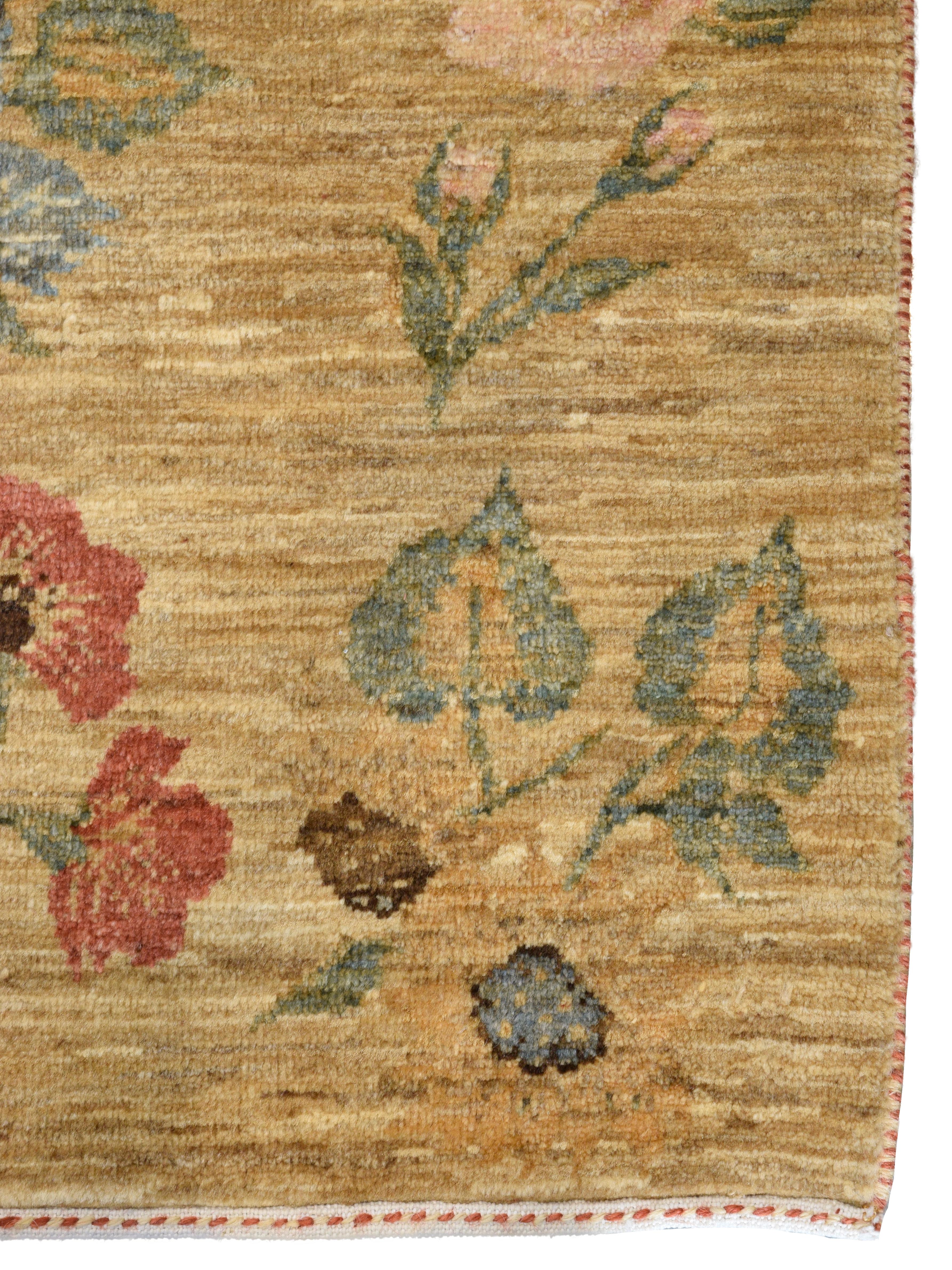 Golden Arts and Crafts Floral Teppich, organische pflanzengefärbte Wolle, 4′ × 6′ (Pflanzlich gefärbt) im Angebot