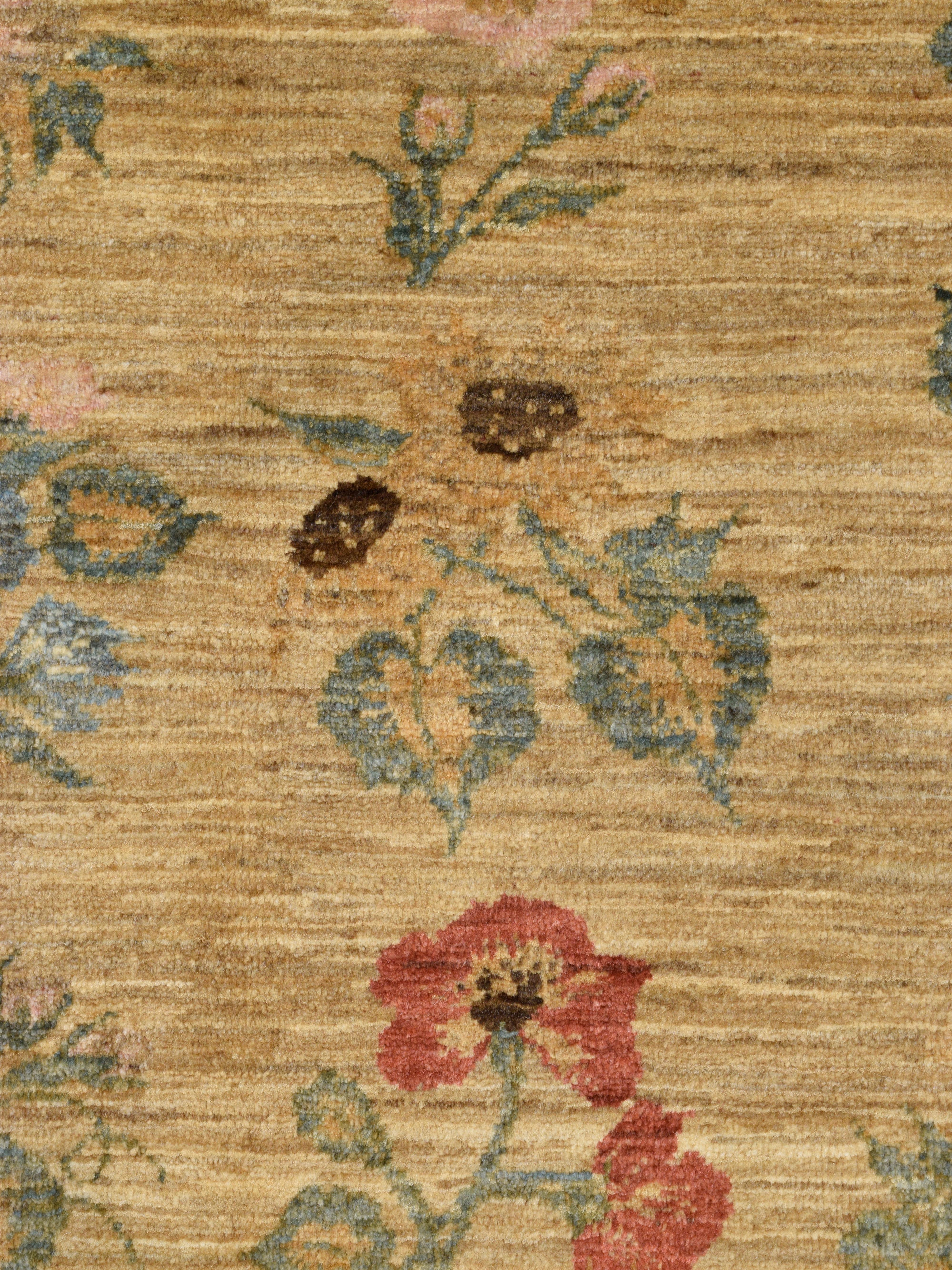 Golden Arts and Crafts Floral Teppich, organische pflanzengefärbte Wolle, 4′ × 6′ (21. Jahrhundert und zeitgenössisch) im Angebot