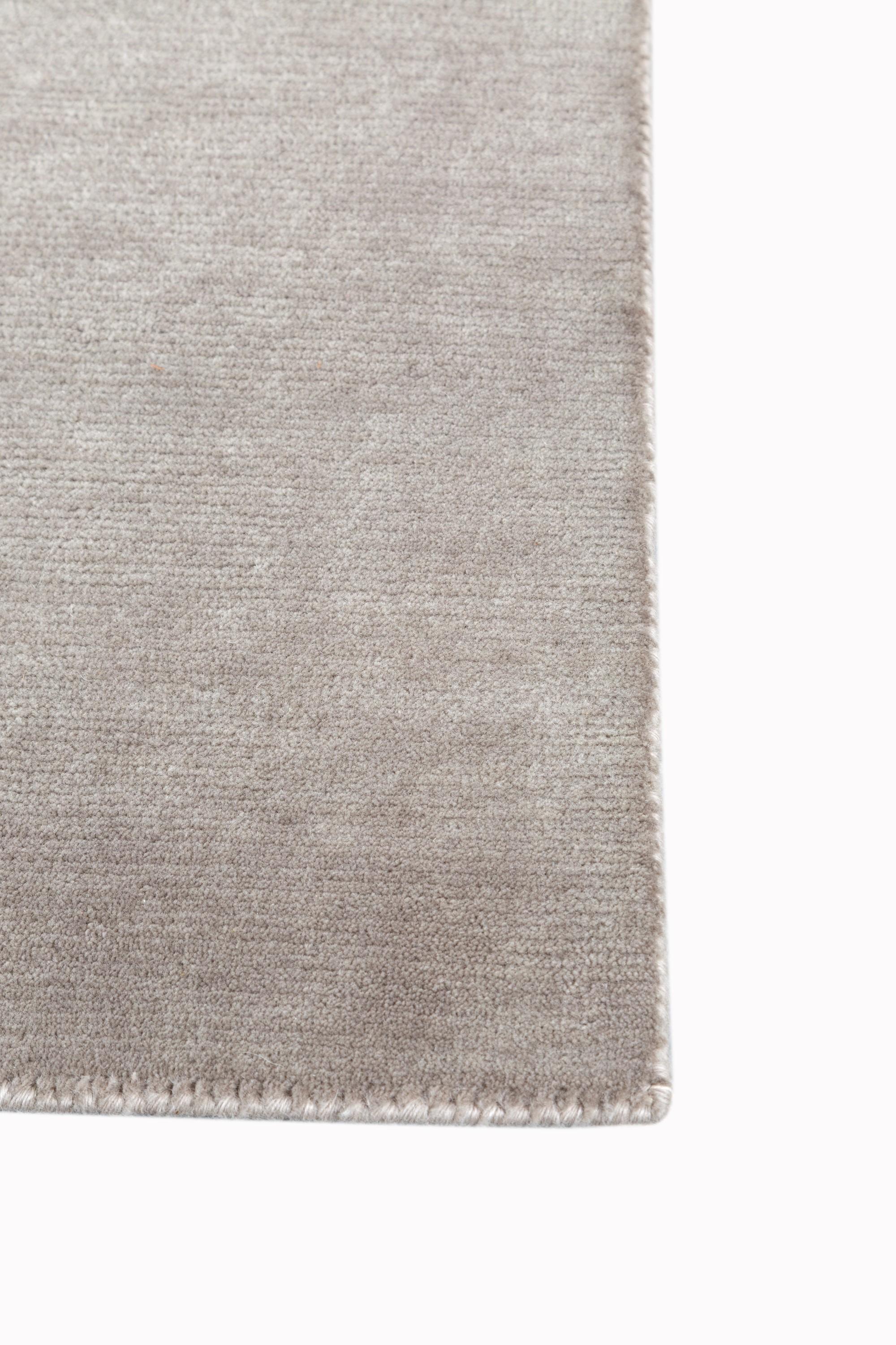 Visualiza la elegancia: rectángulos elegantes y estilizados coexisten armoniosamente con círculos gráciles y perfectos, todo ello unido por líneas ingeniosas y minimalistas. No es sólo una alfombra anudada a mano; es un complemento perfecto que