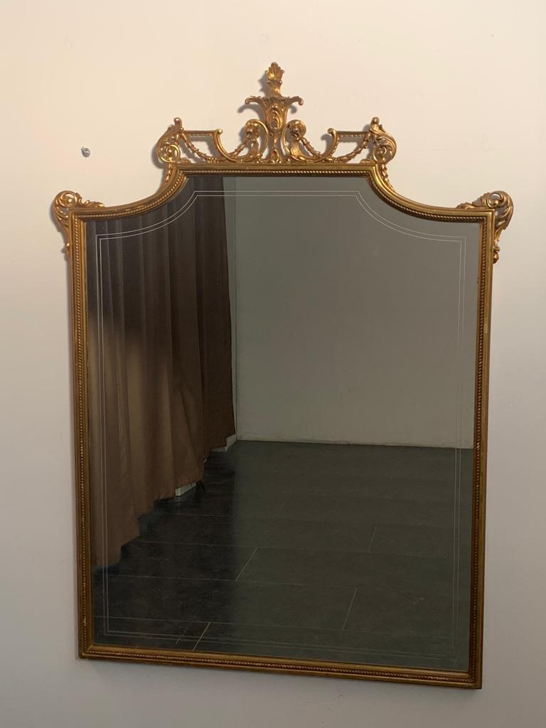 Spiegel mit vergoldetem Rahmen, 1950er Jahre. Die Rückseite des Spiegels ist mit einer parallelen Linie verziert. Leichte Retuschen sind aus der Nähe und bei genauem Hinsehen sichtbar.
Die Verpackung mit Luftpolsterfolie und Kartonagen ist