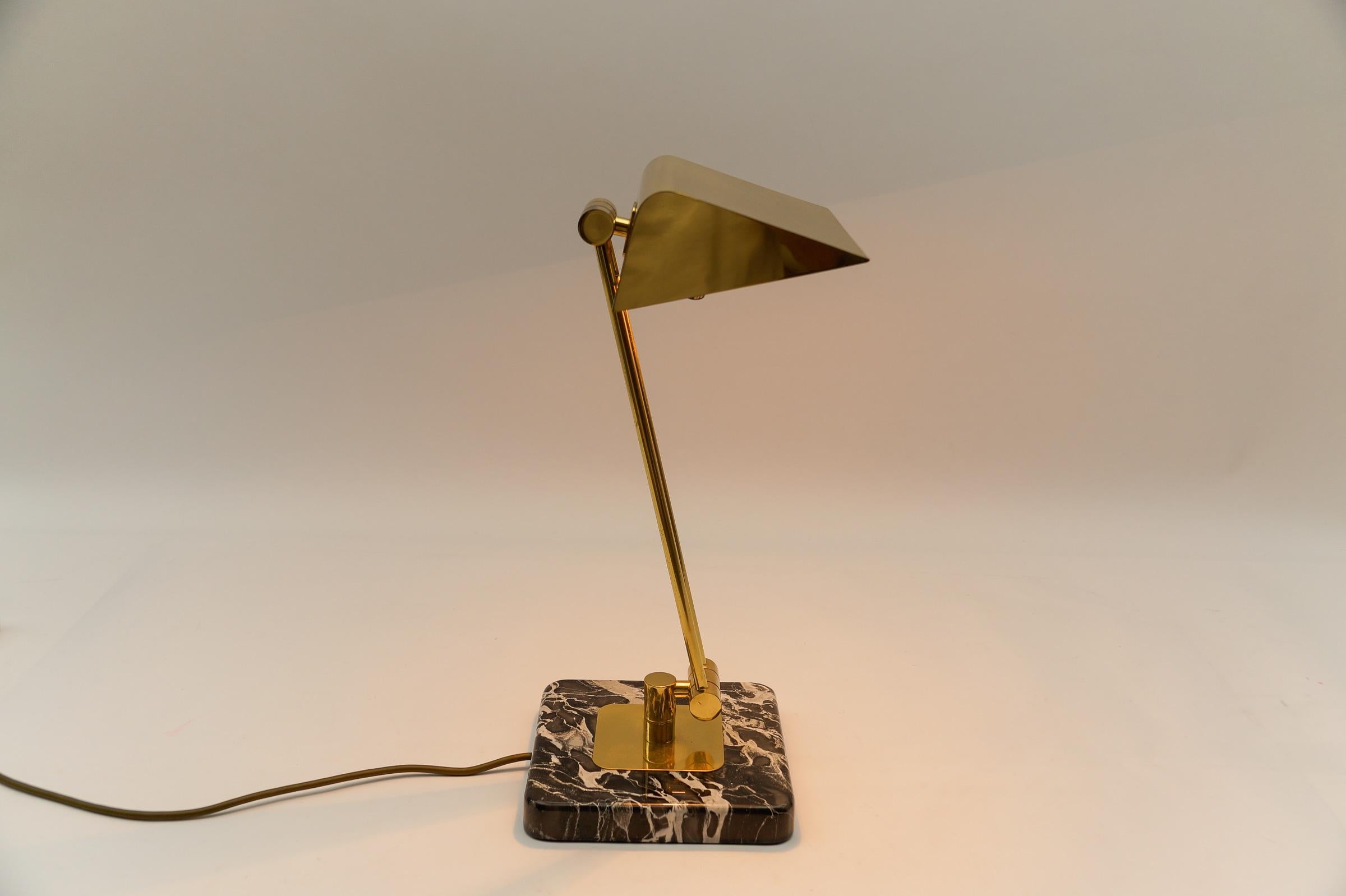 Goldene Bankers-Tischlampe auf Marmorfuß, 1960er Jahre im Zustand „Gut“ im Angebot in Nürnberg, Bayern