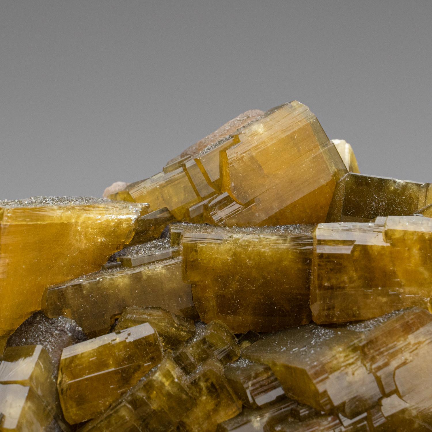 Cinese Barite dorata con cristalli di Marcasite dalla contea di Nandan, Hechi, Guangxi, Cina in vendita