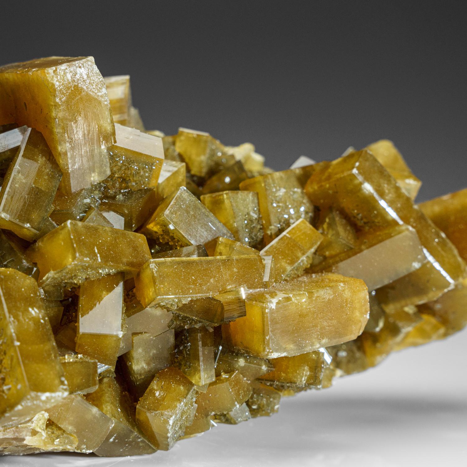 Dalla contea di Nandan, Hechi, Guangxi, Cina

 Complessa formazione intersecante di cristalli di barite dorata traslucida con facce brillanti e facce rombiche modificate e taglienti.

 Peso: 8,3 lbs, Dimensioni: 12 x 3 x 4,5 pollici.