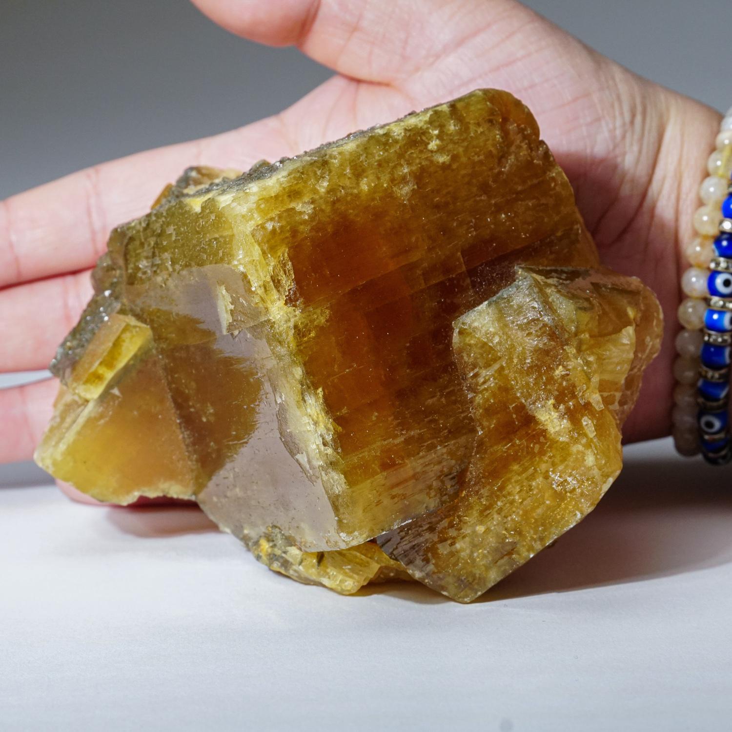 Dalla contea di Nandan, Hechi, Guangxi, Cina Cristalli di barite pseudo-romboedrica di colore grigio-giallo brillante con orientamento parallelo. Le bariti sono traslucide e mostrano fantasmi di crescita interni. Da un nuovo ritrovamento in Cina.