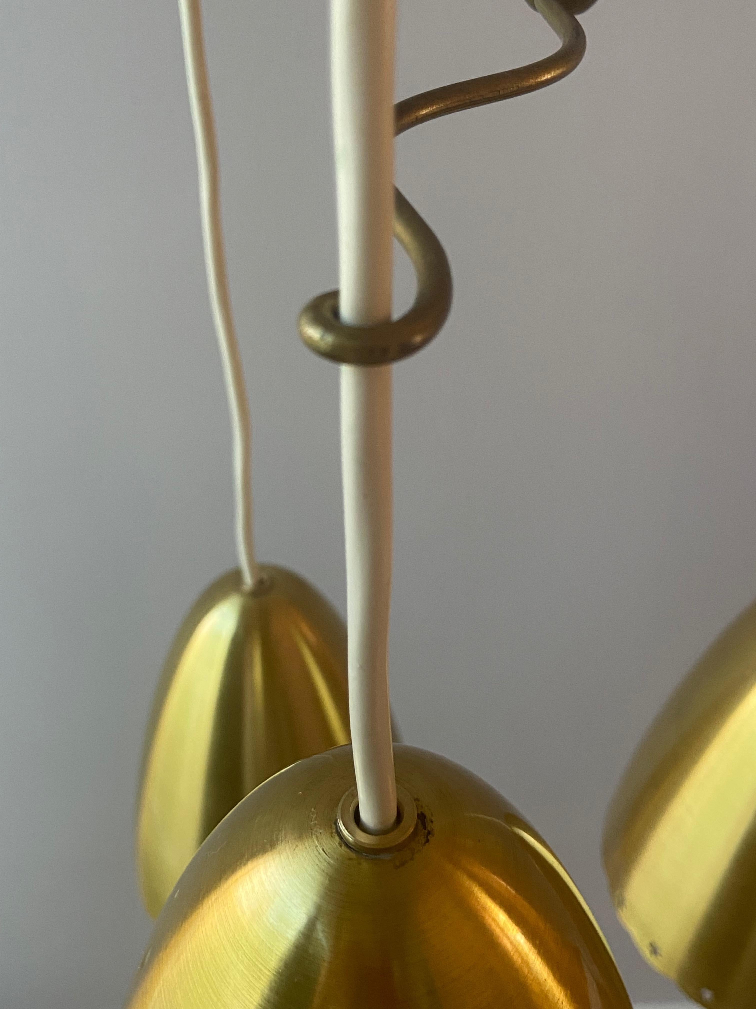 Very nice Set of 3 brass pendant lamps/shades) from the 1960. Beautiful condition with nice Patina.

The lamp comes with an E26/27 Edision screw socket, canopy and holder for the ceiling hook the lamp is ready to use worldwide.

