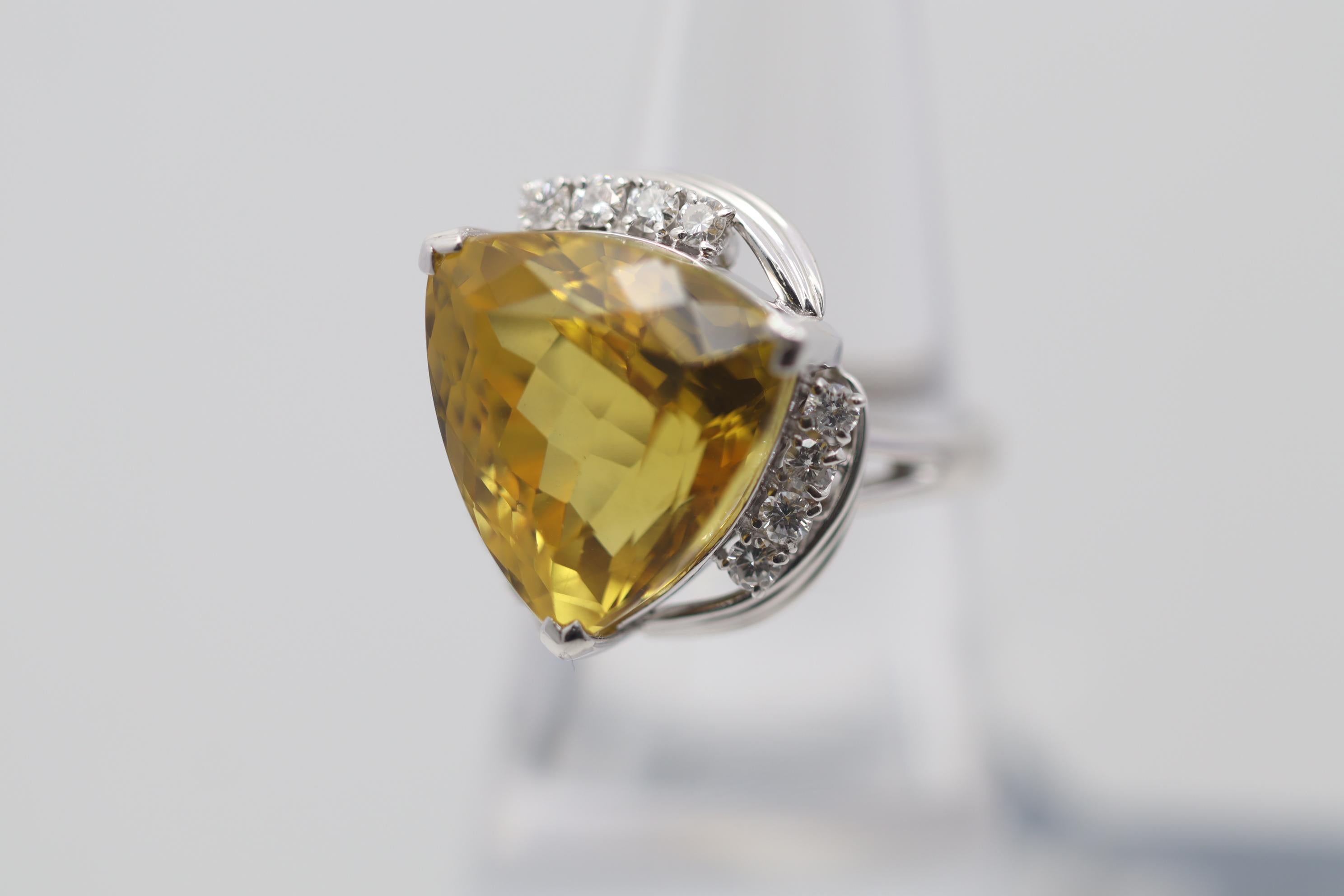 Platinring mit goldenem Beryll und Diamant (Gemischter Schliff) im Angebot