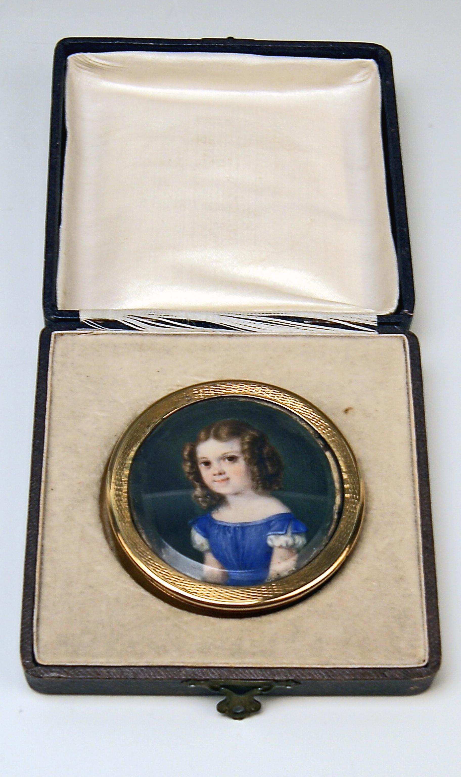 Golden  biedermeier round box with lovely portrait of a little girl.
Vienna / Austria, made 1828

Finest golden item of best manufacturing quality!

Specifications:
The lid of round golden box is covered with most lovely painting (protected by