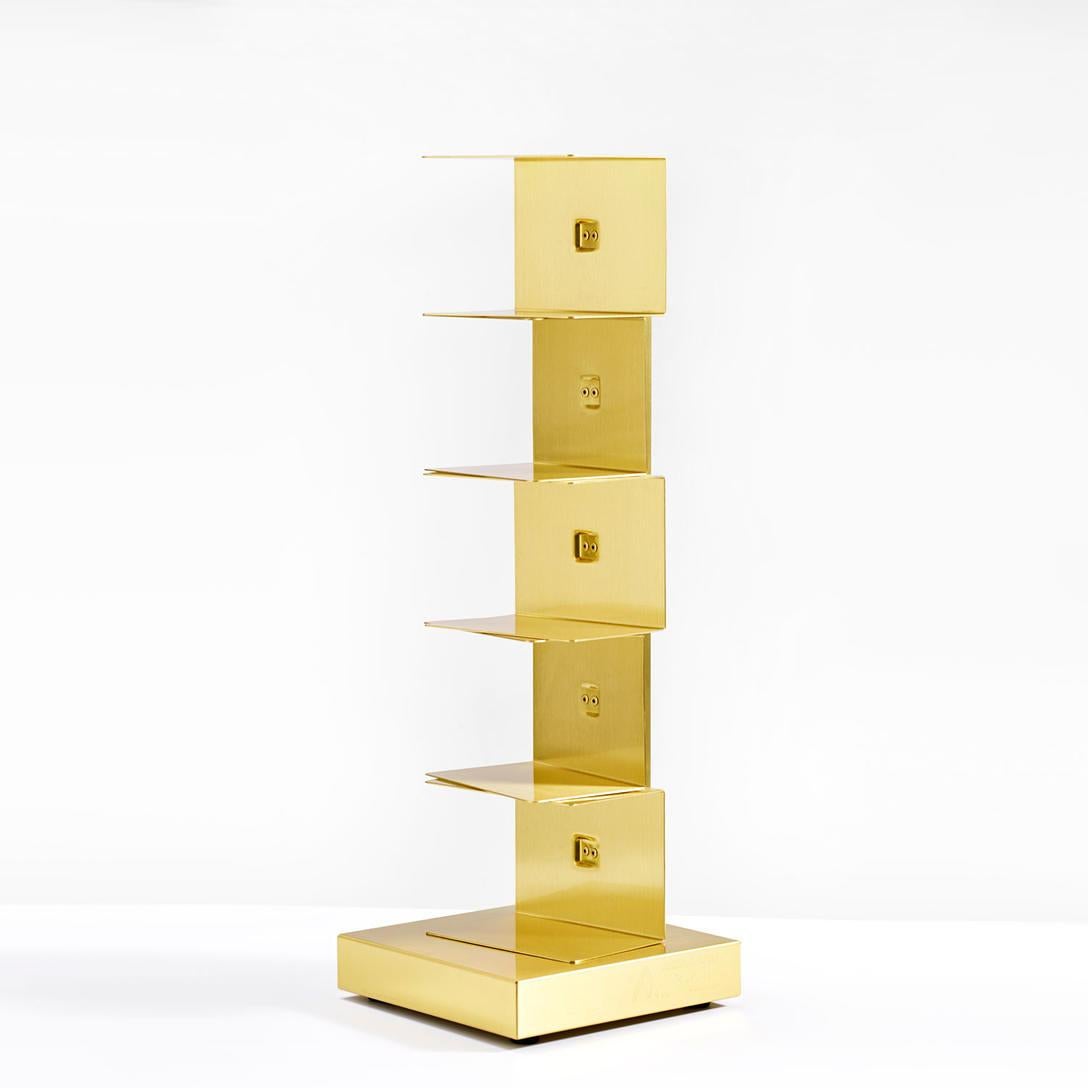 Bookcase golden all in polished solid brass
with protective glossy trans lucid paint finish.
With 4 adjustable small feet under the base.
Measures: Base 26 x 26cm.
Capacity of 2 kilos per shelve.
Limited edition of 99 pieces.