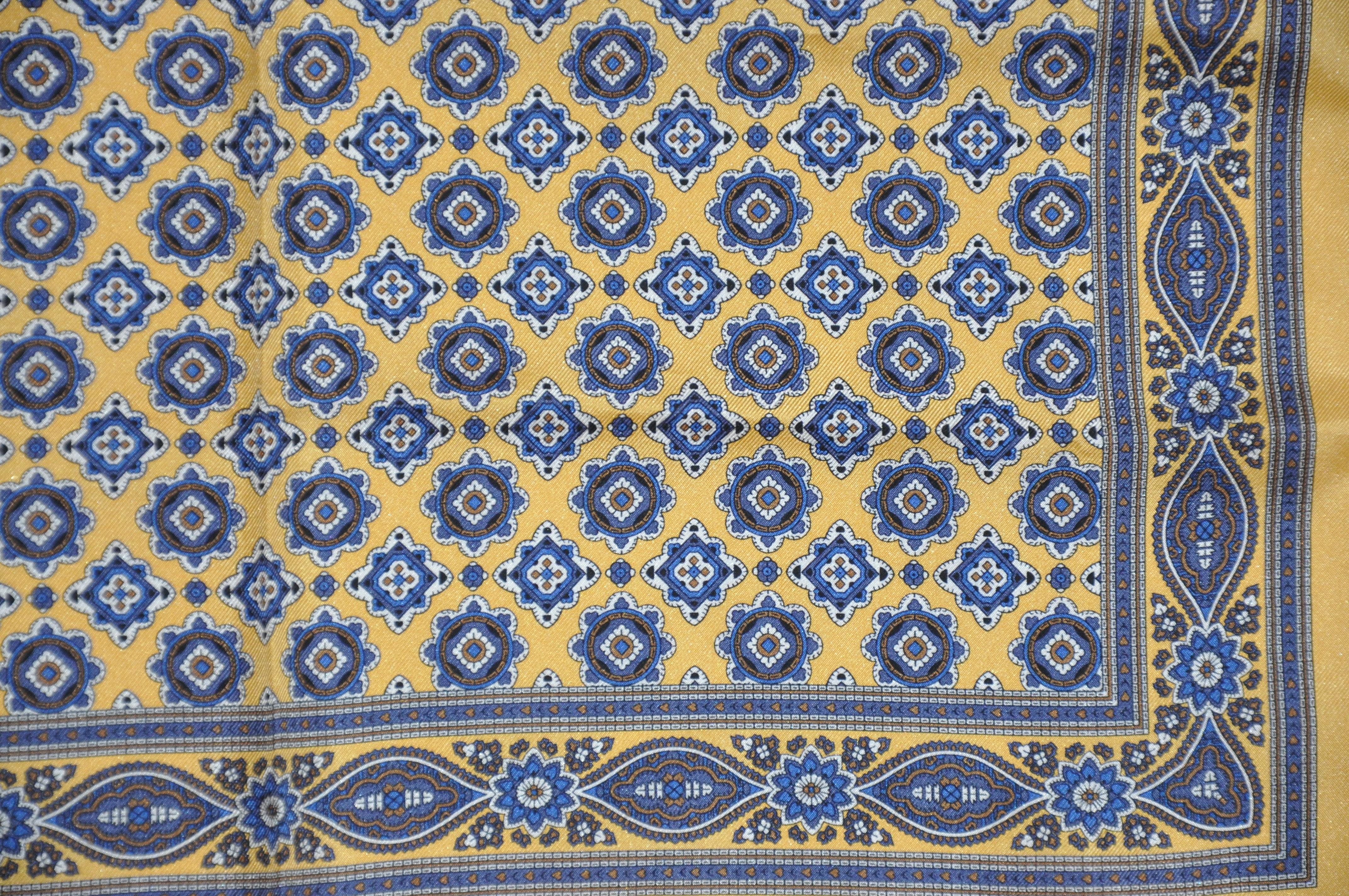 Marron Mouchoir à main en soie pour homme avec bordure dorée et majestueuse de motifs bleus au centre en vente