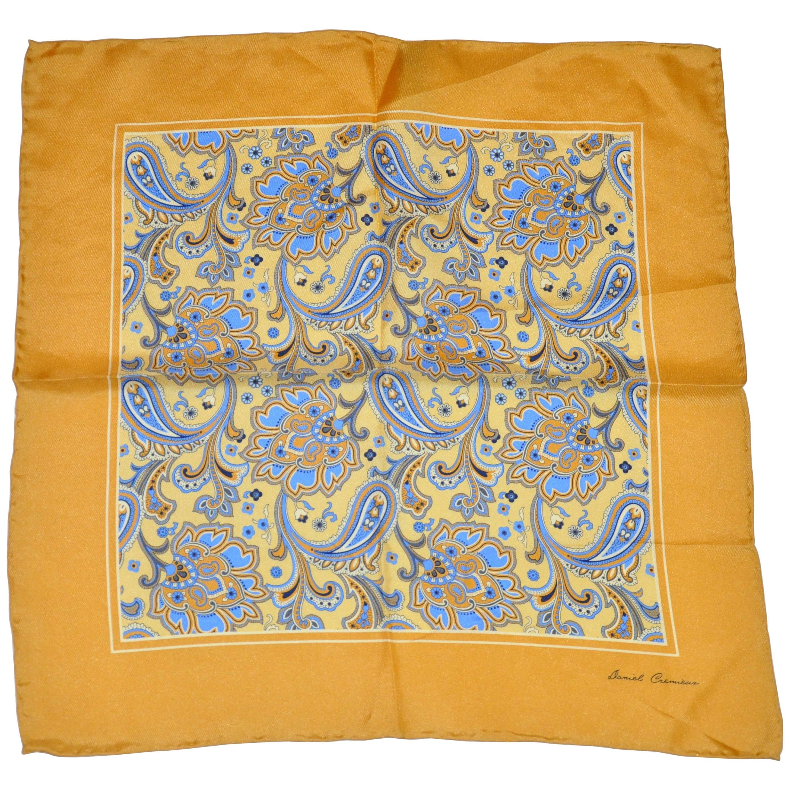 Pañuelo de seda con borde dorado y estampado de cachemira multicolor