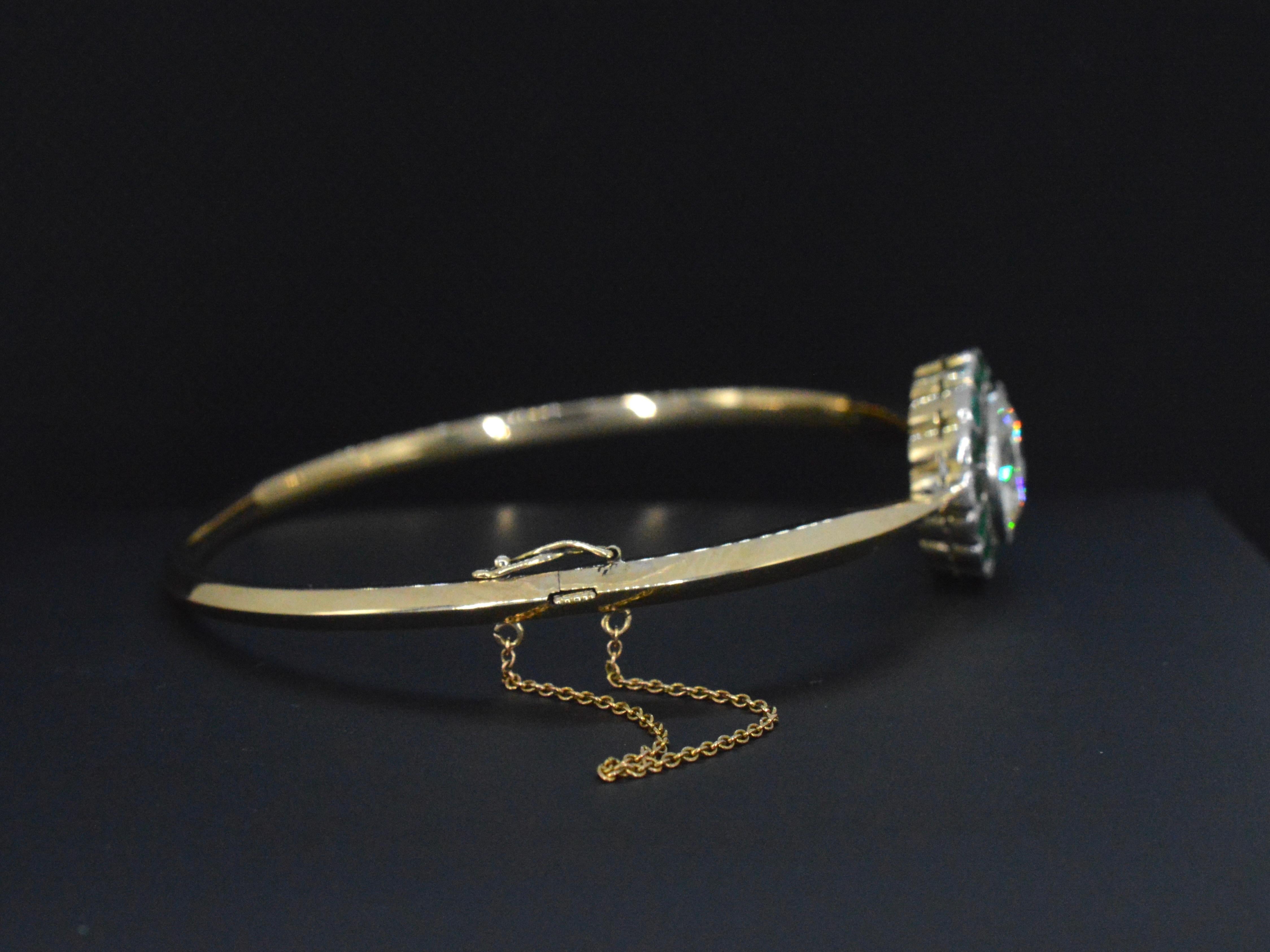 Round Cut Golden bracelet with diamonds and emeralds