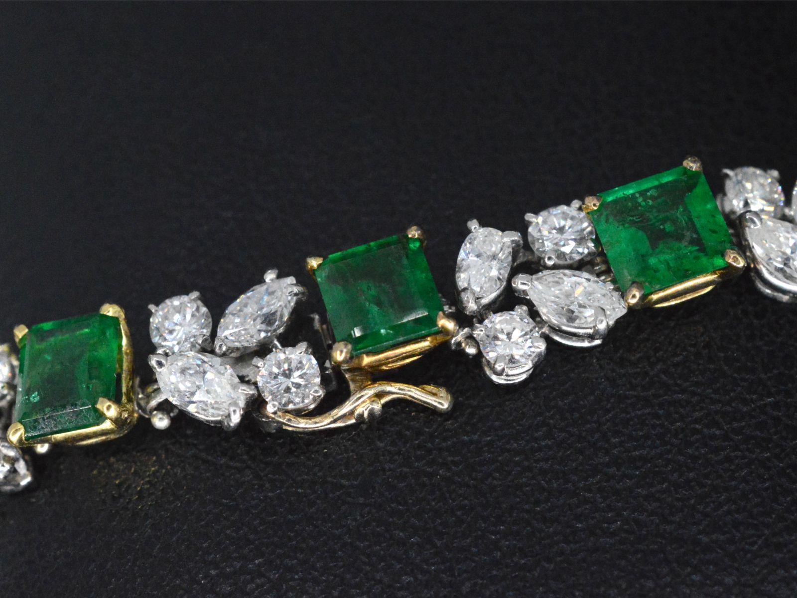 Golden Bracelet with Diamonds and Emeralds In Excellent Condition For Sale In AMSTELVEEN, NH
