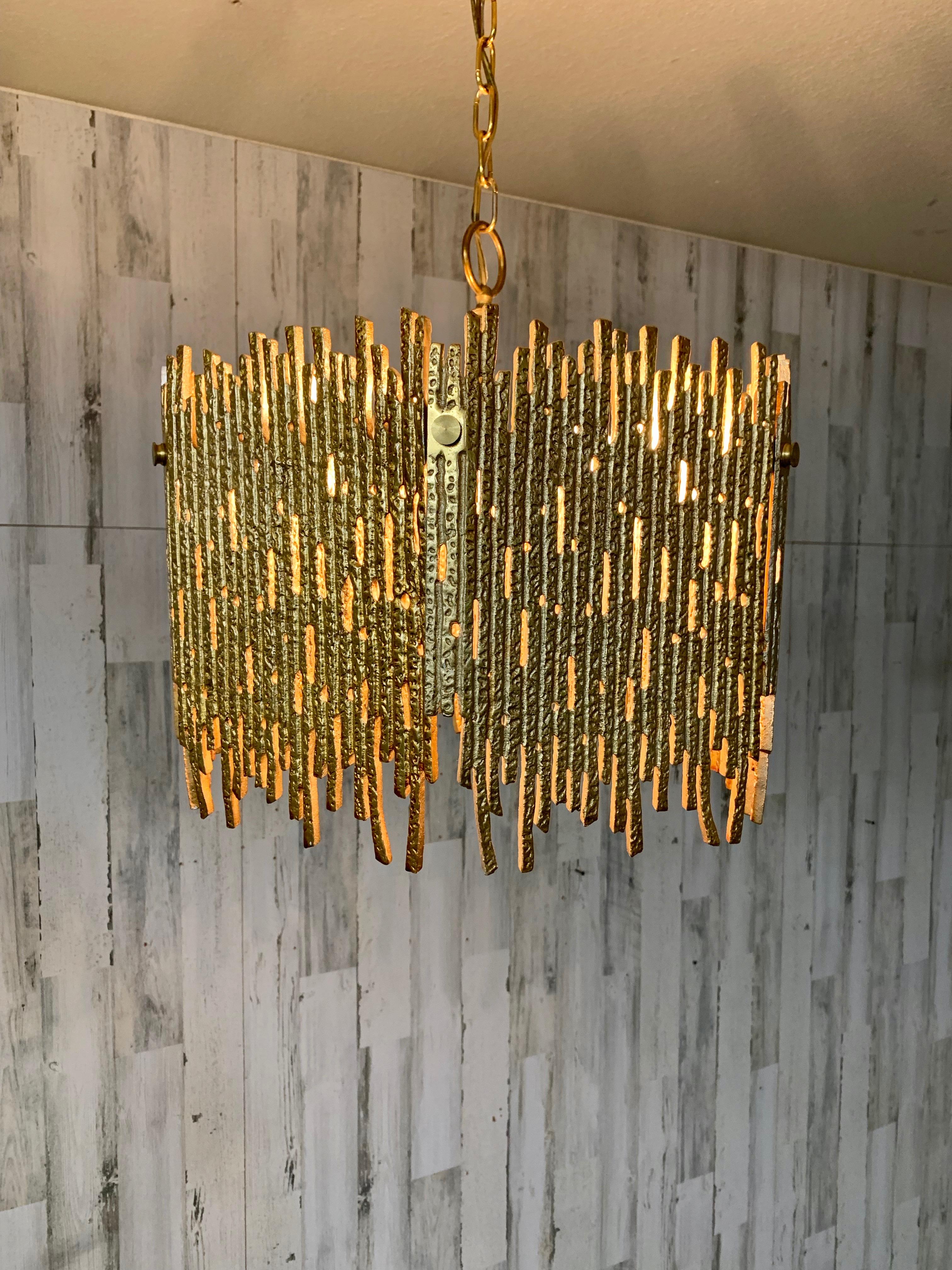 Nord-américain Pendentif brutaliste en laiton doré de Moe Lighting en vente
