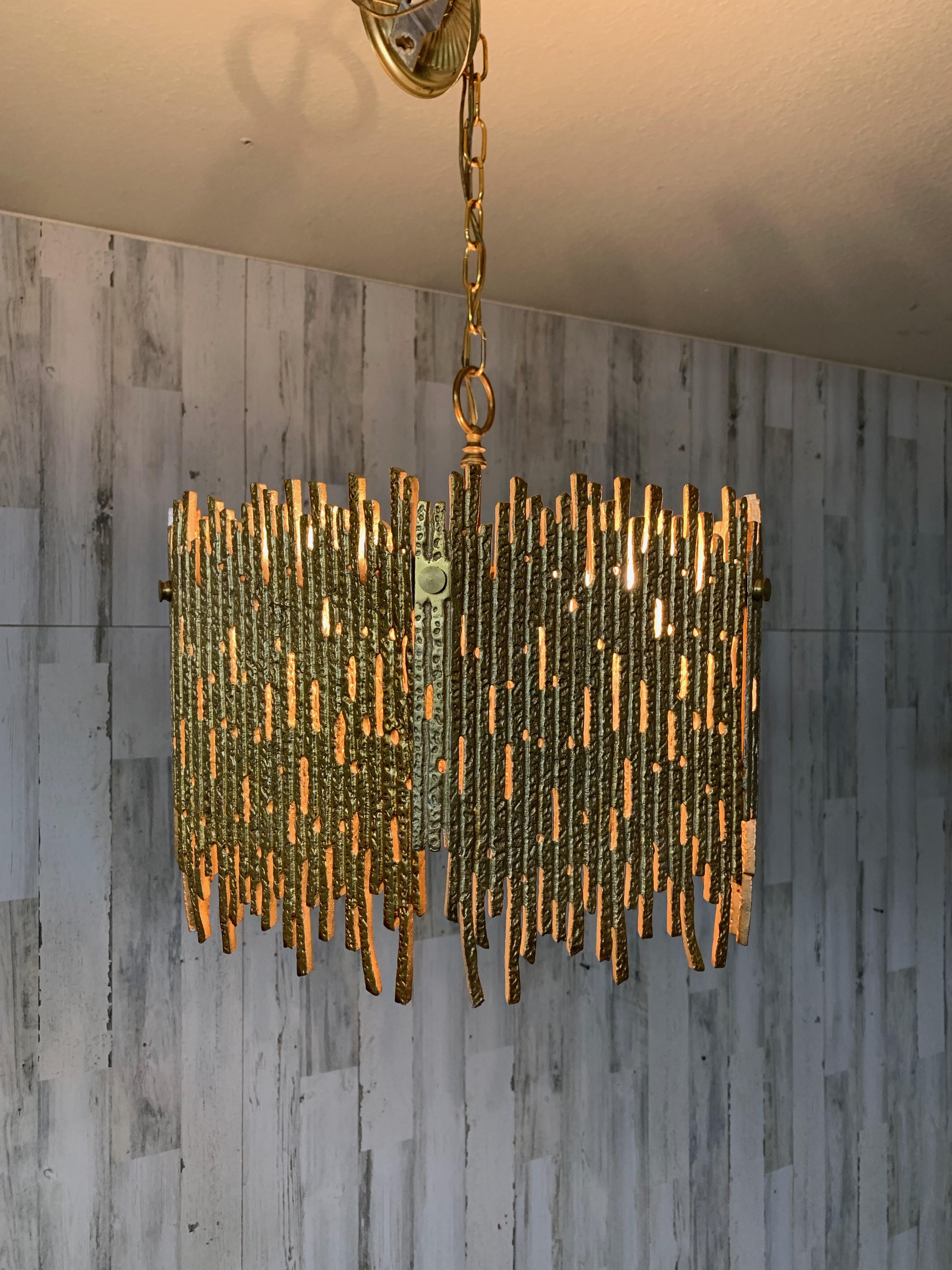 Moulage Pendentif brutaliste en laiton doré de Moe Lighting en vente