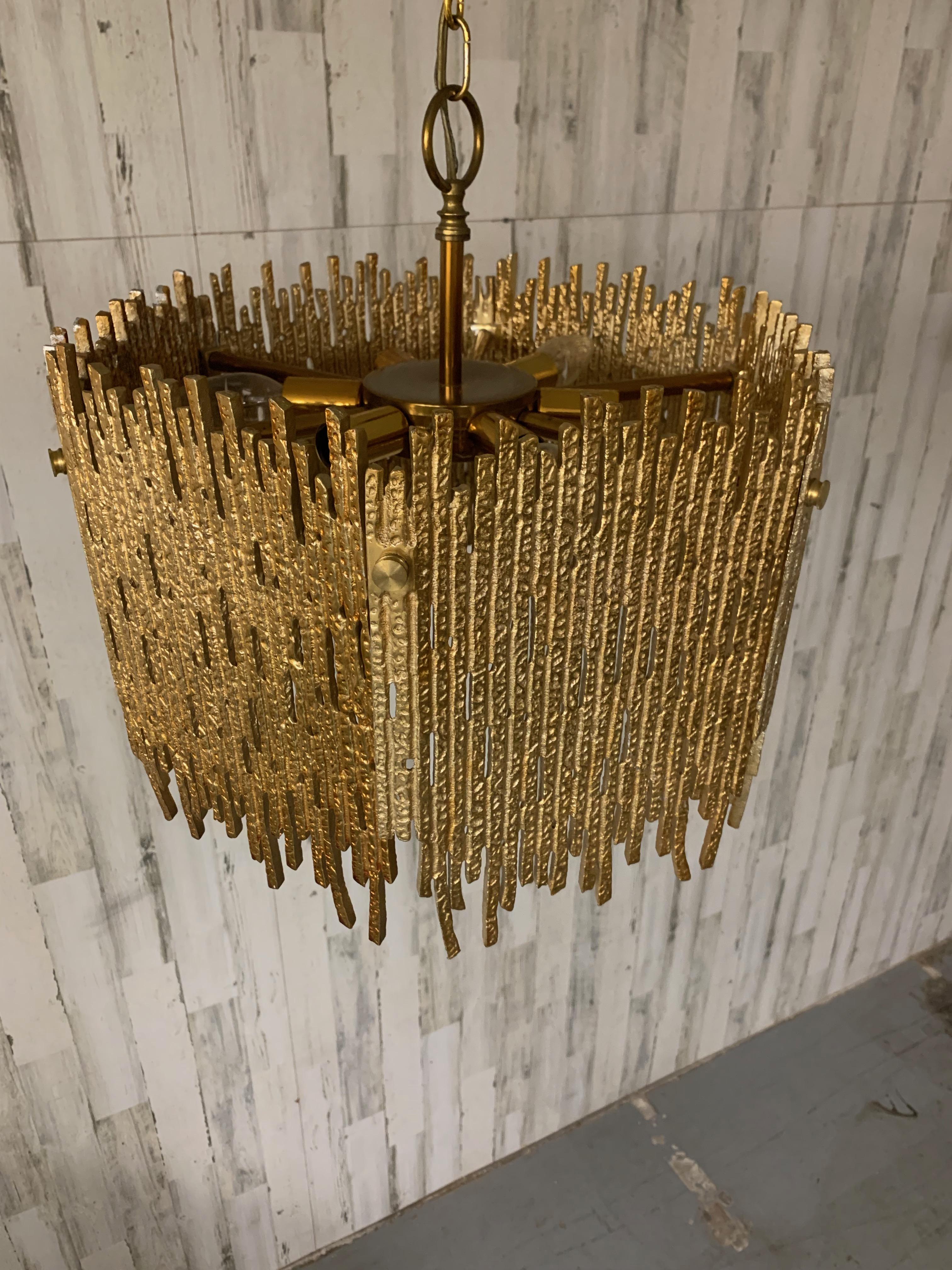 20ième siècle Pendentif brutaliste en laiton doré de Moe Lighting en vente