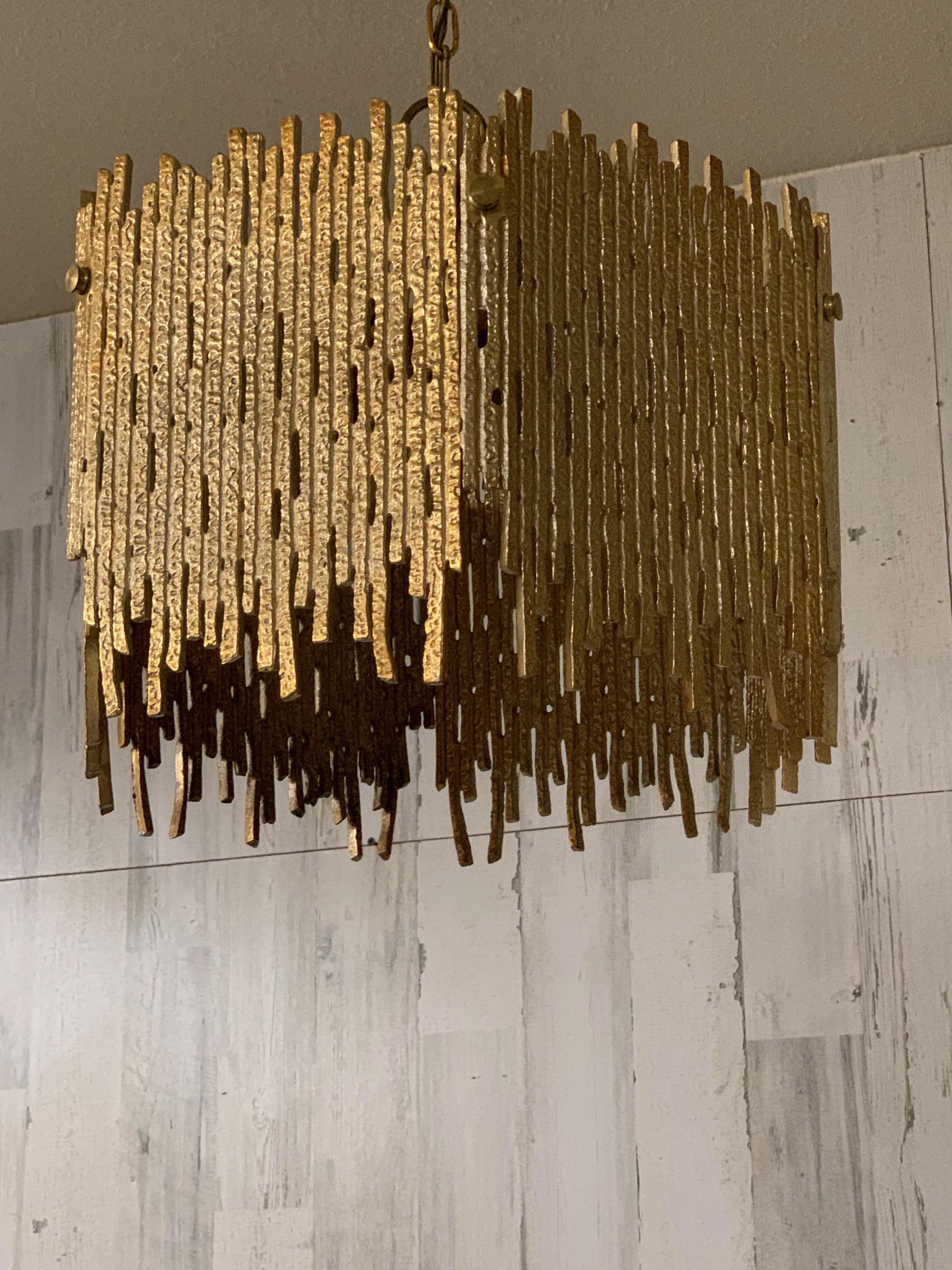 Laiton Pendentif brutaliste en laiton doré de Moe Lighting en vente