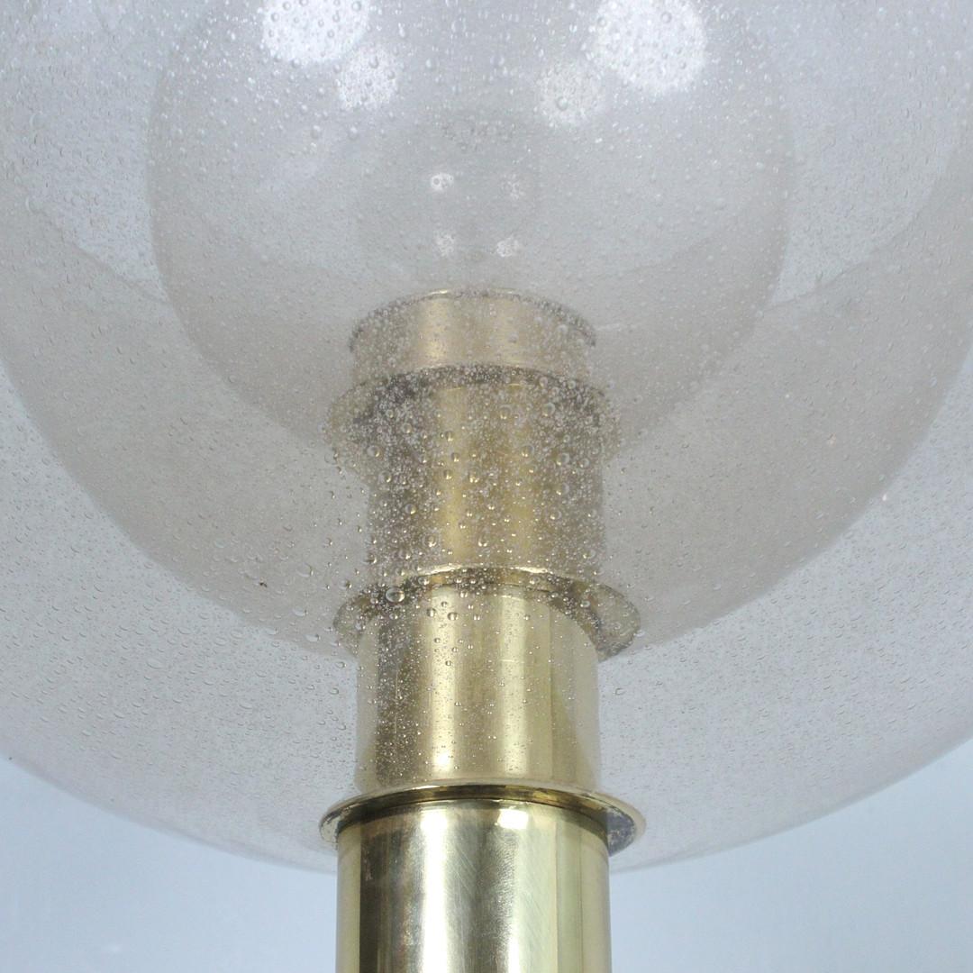Mid-Century Modern Lampadaire Carlo Nason avec 3 demi-sphères en verre bullé doré en vente