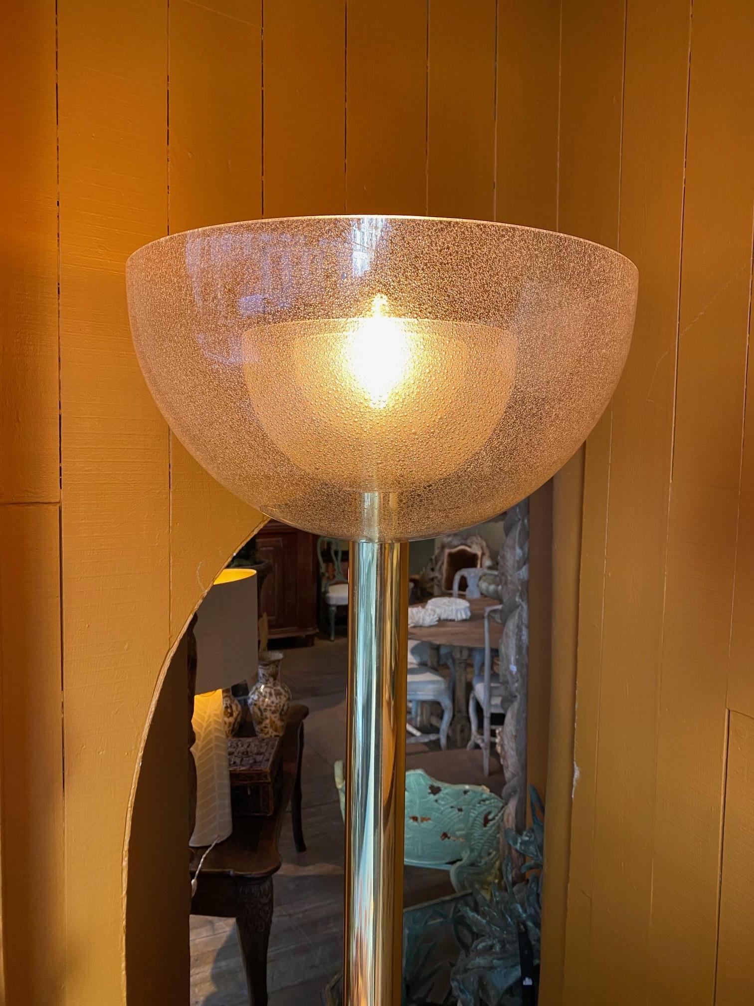 italien Lampadaire Carlo Nason avec 3 demi-sphères en verre bullé doré en vente