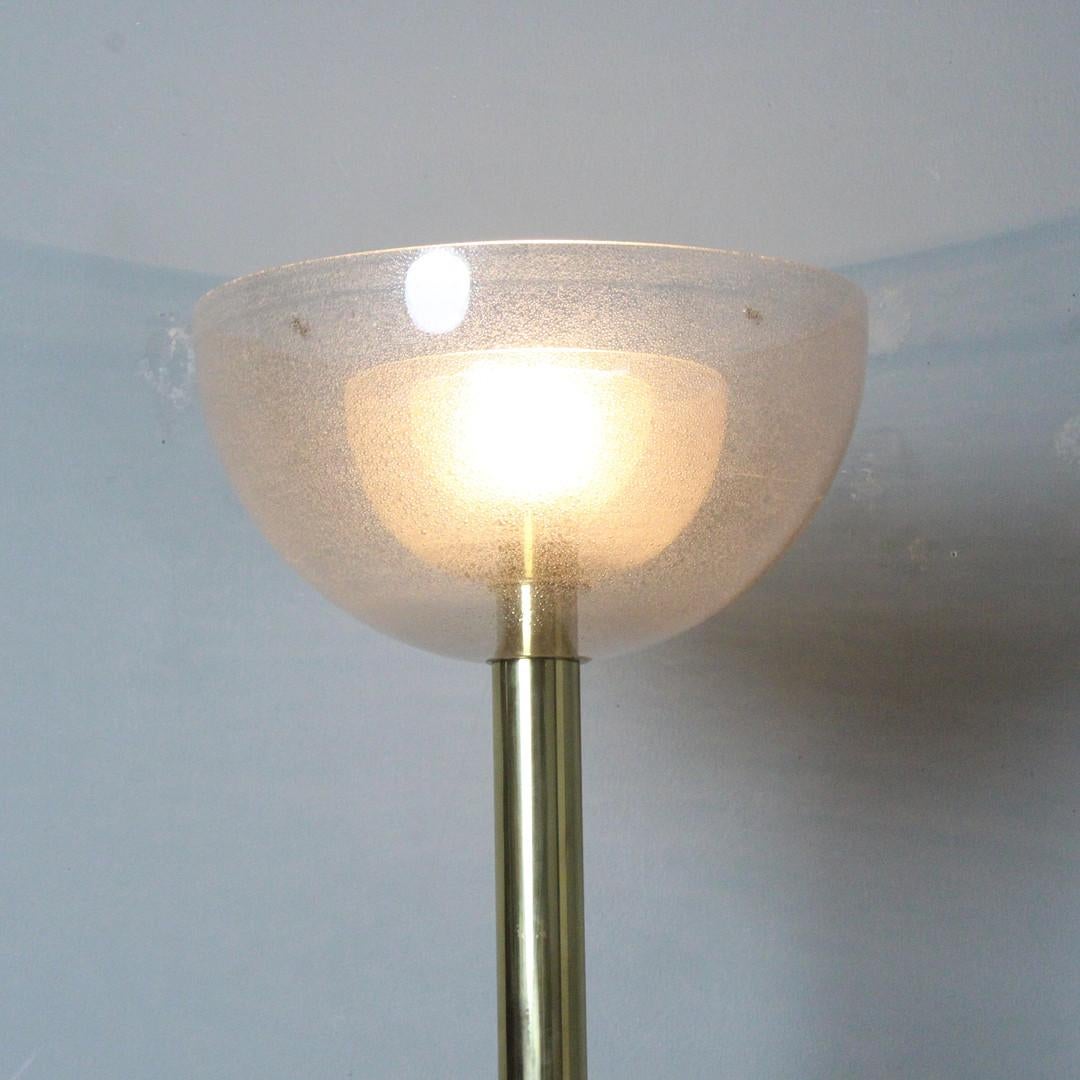 Autre Lampadaire Carlo Nason avec 3 demi-sphères en verre bullé doré en vente