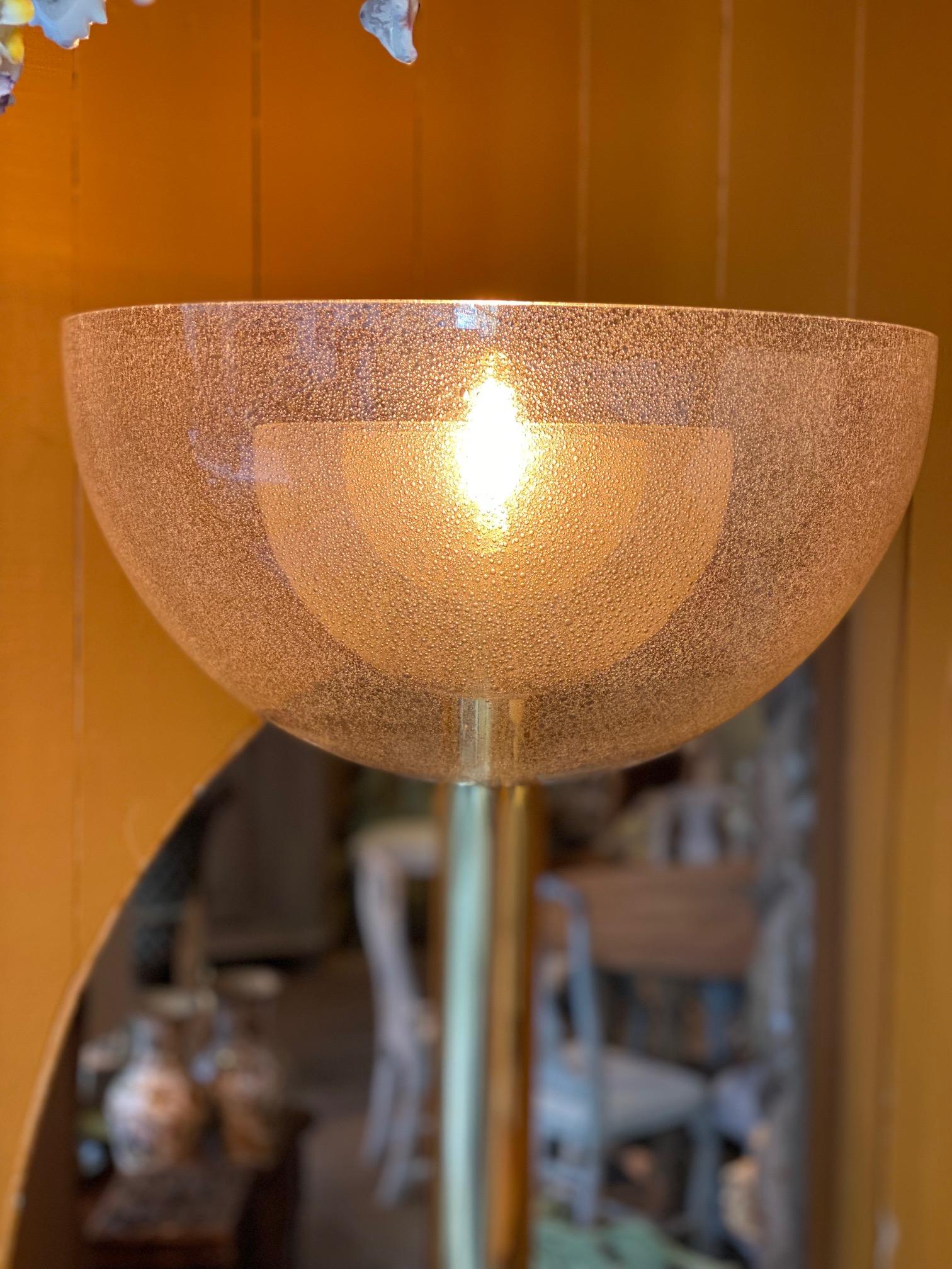 Milieu du XXe siècle Lampadaire Carlo Nason avec 3 demi-sphères en verre bullé doré en vente