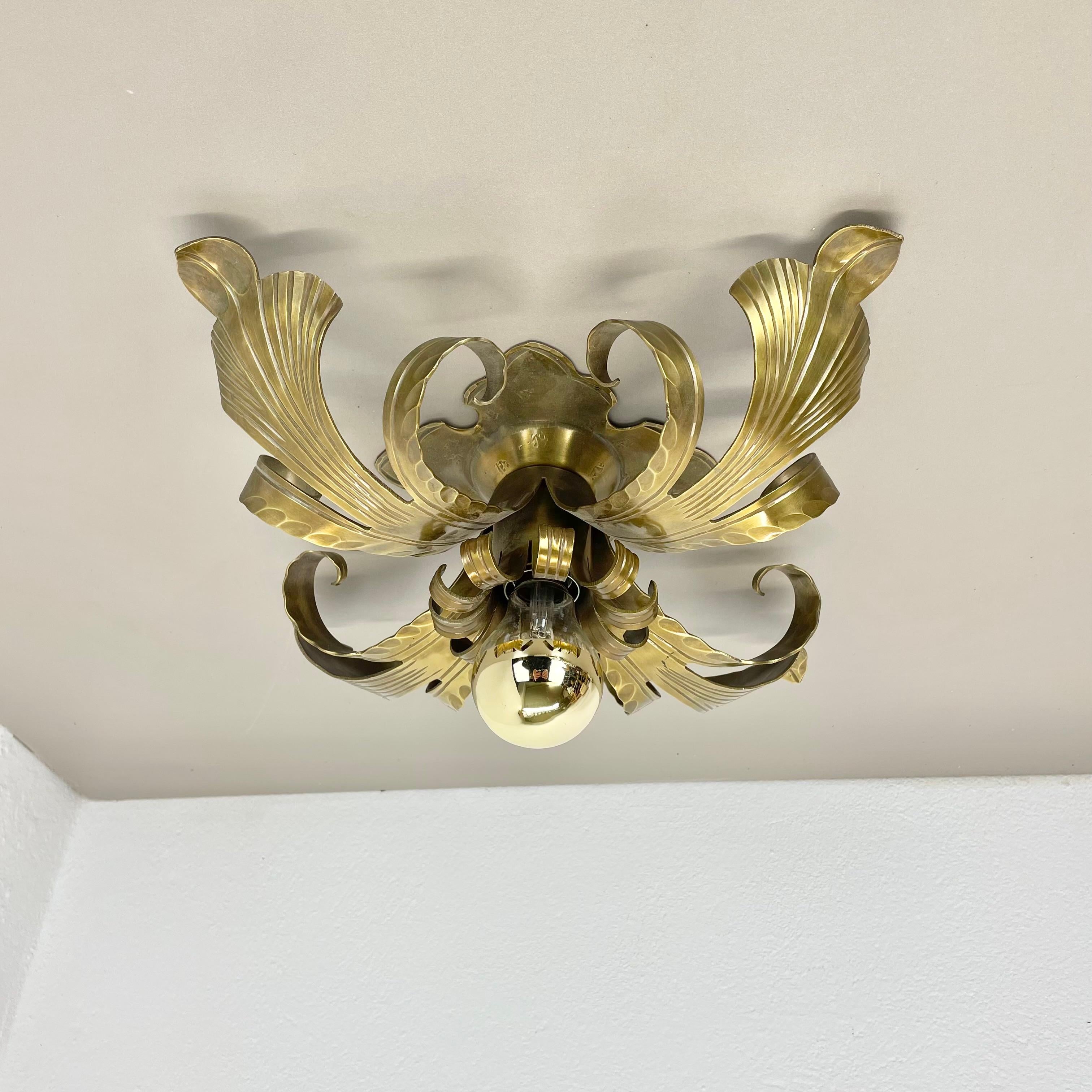 Article:

Wall light, ceiling light


Origin:

Italy



Age:

1960s



This modernist light was produced in Italy in the 1960s. It is made from solid brass in form of a blossom with leaf application elements surrounding the middle socket element..