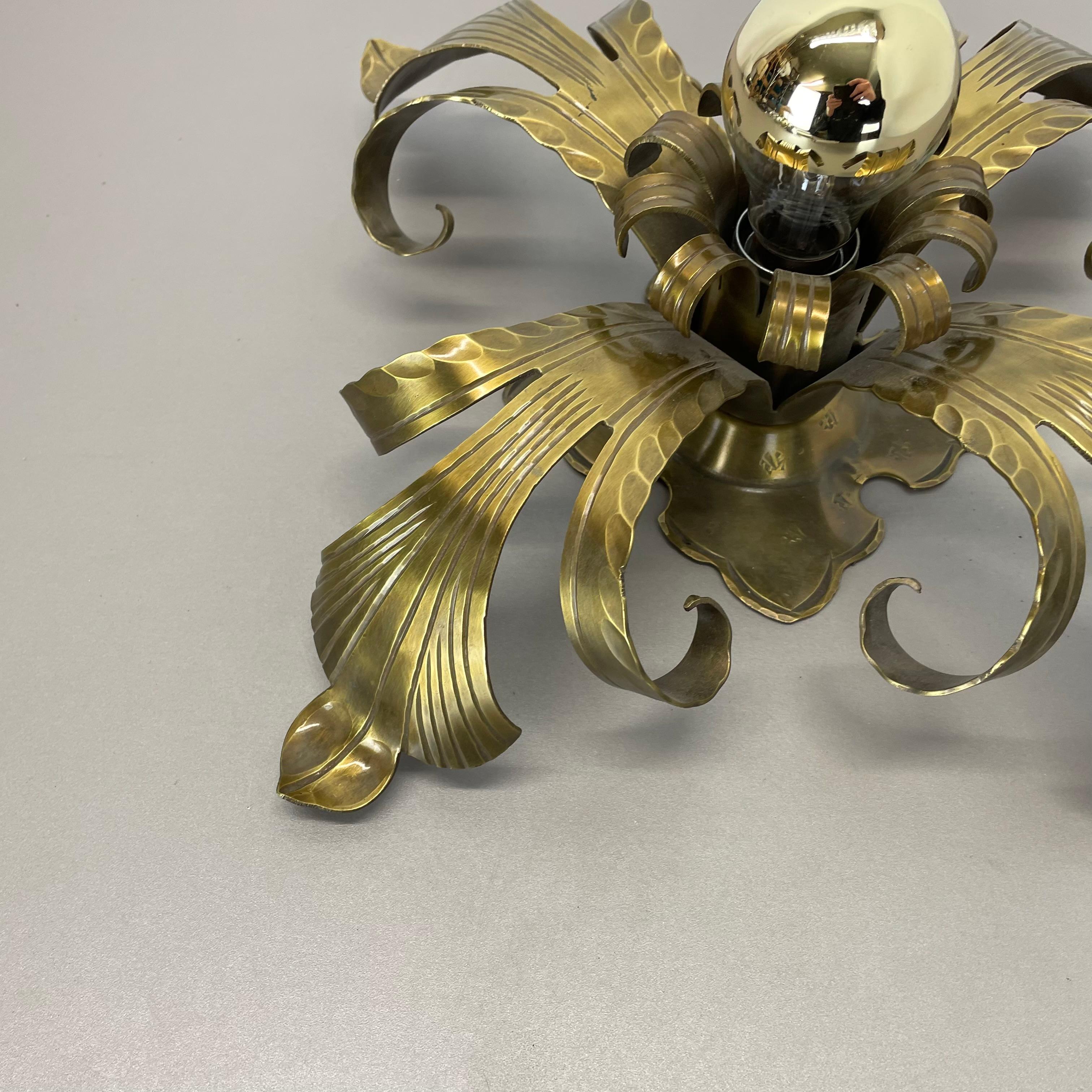 Golden brass Florentiner Leaf Theatre Wall Ceiling Light Sconce, Italy, 1960s In Good Condition For Sale In Kirchlengern, DE