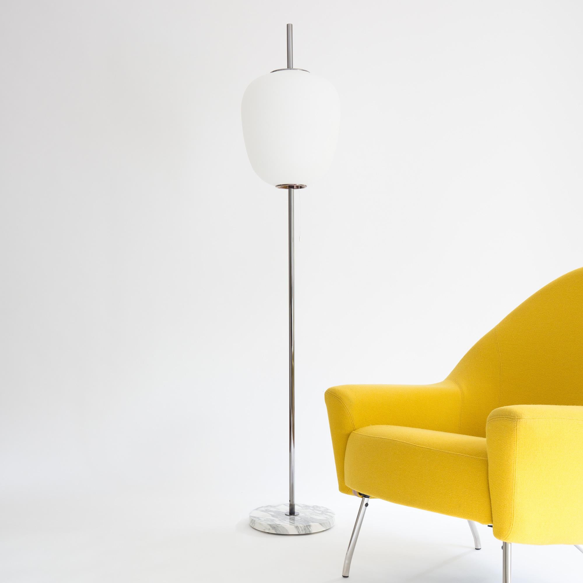 Lampadaire J14 en laiton doré de Disderot
Édition limitée. 
Conçu par Joseph-André Motte.
Dimensions : Ø 30 x H 165 cm : Ø 30 x H 165 cm.
MATERIAL : Laiton doré, verre et marbre noir.

Livré avec un certificat d'authentification. Fabriqué en France.