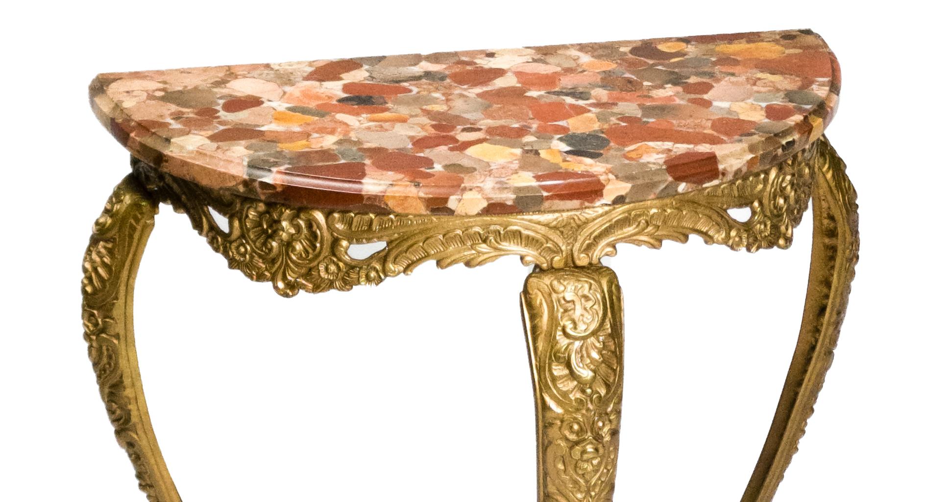 Une pièce portugaise du 20e siècle, une table crédence en laiton doré richement travaillée avec un plateau en marbre

Longueur : 57 cm ≈ 22.44 inches
Hauteur : 67,5 cm ≈ 26.57 inches
Largeur : 30 cm ≈ 11.81 pouces

