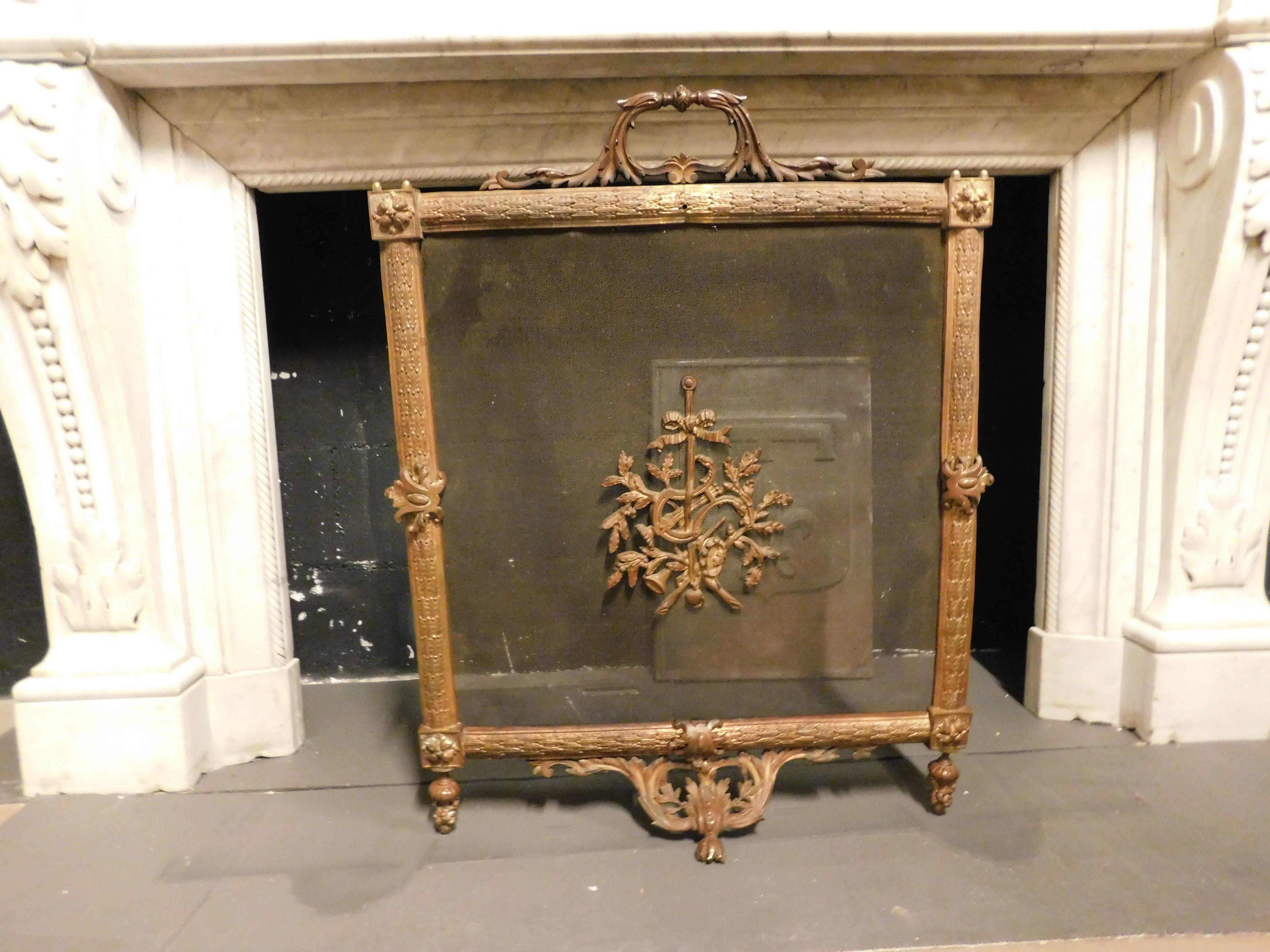 Paravent ancien en laiton doré, avec un cadre sculpté et une décoration centrale avec une harpe, avec des décorations florales et de feuilles, original du 19ème siècle, Italie.
Dimensions : L 60 x H 76 cm.