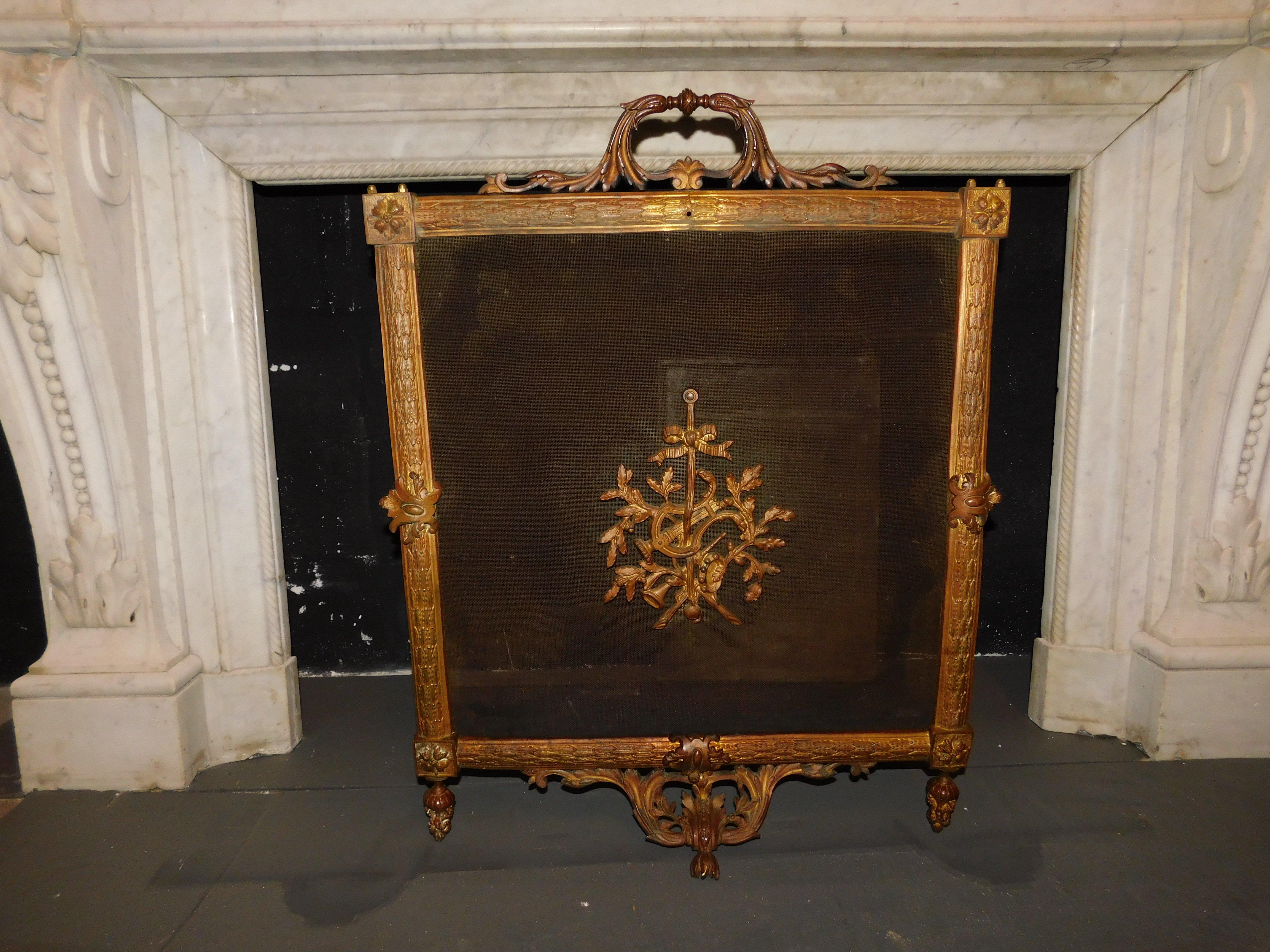 italien Antiquaire en maille de laiton doré avec décoration centrale, Italie en vente