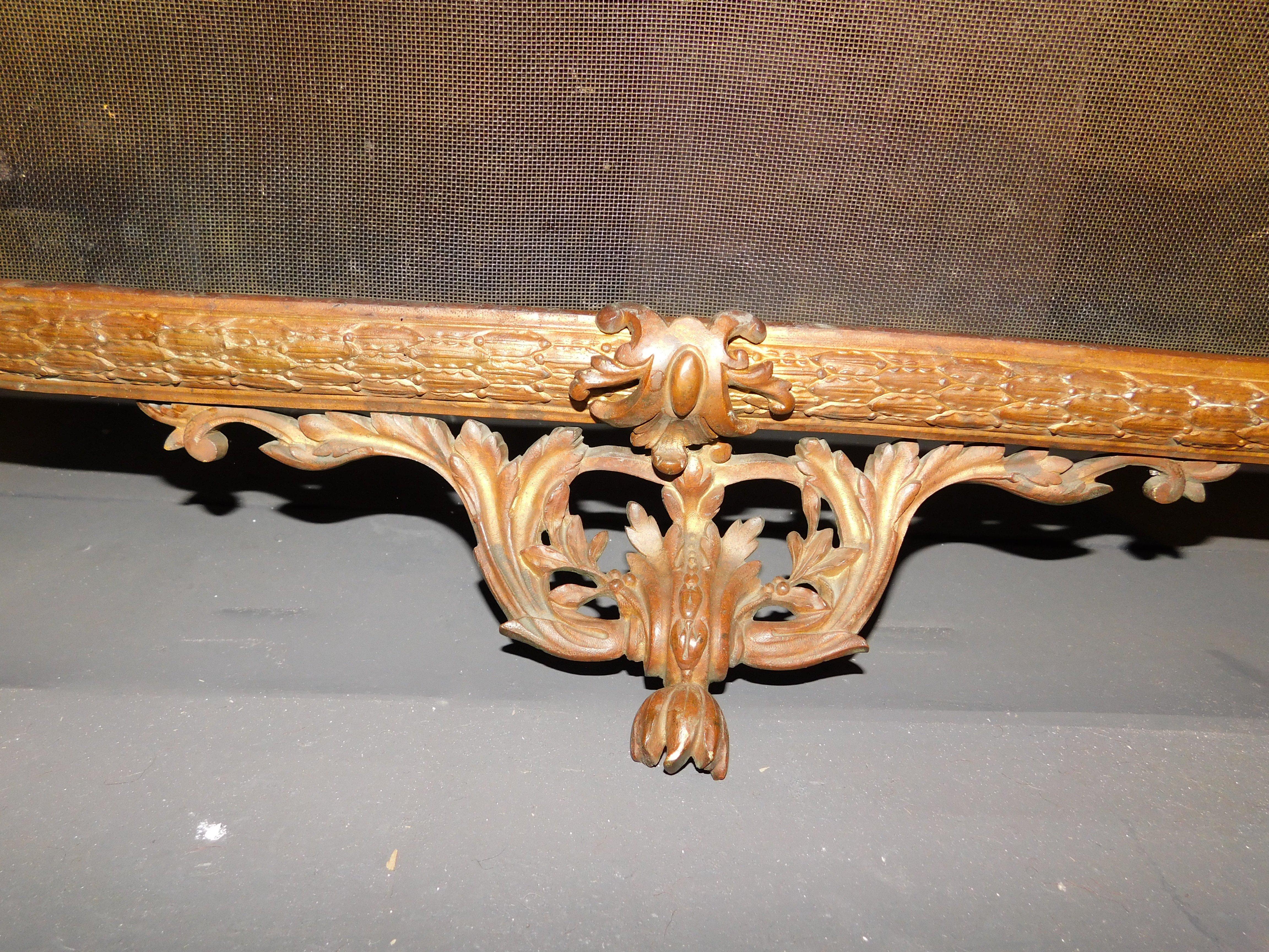 XIXe siècle Antiquaire en maille de laiton doré avec décoration centrale, Italie en vente