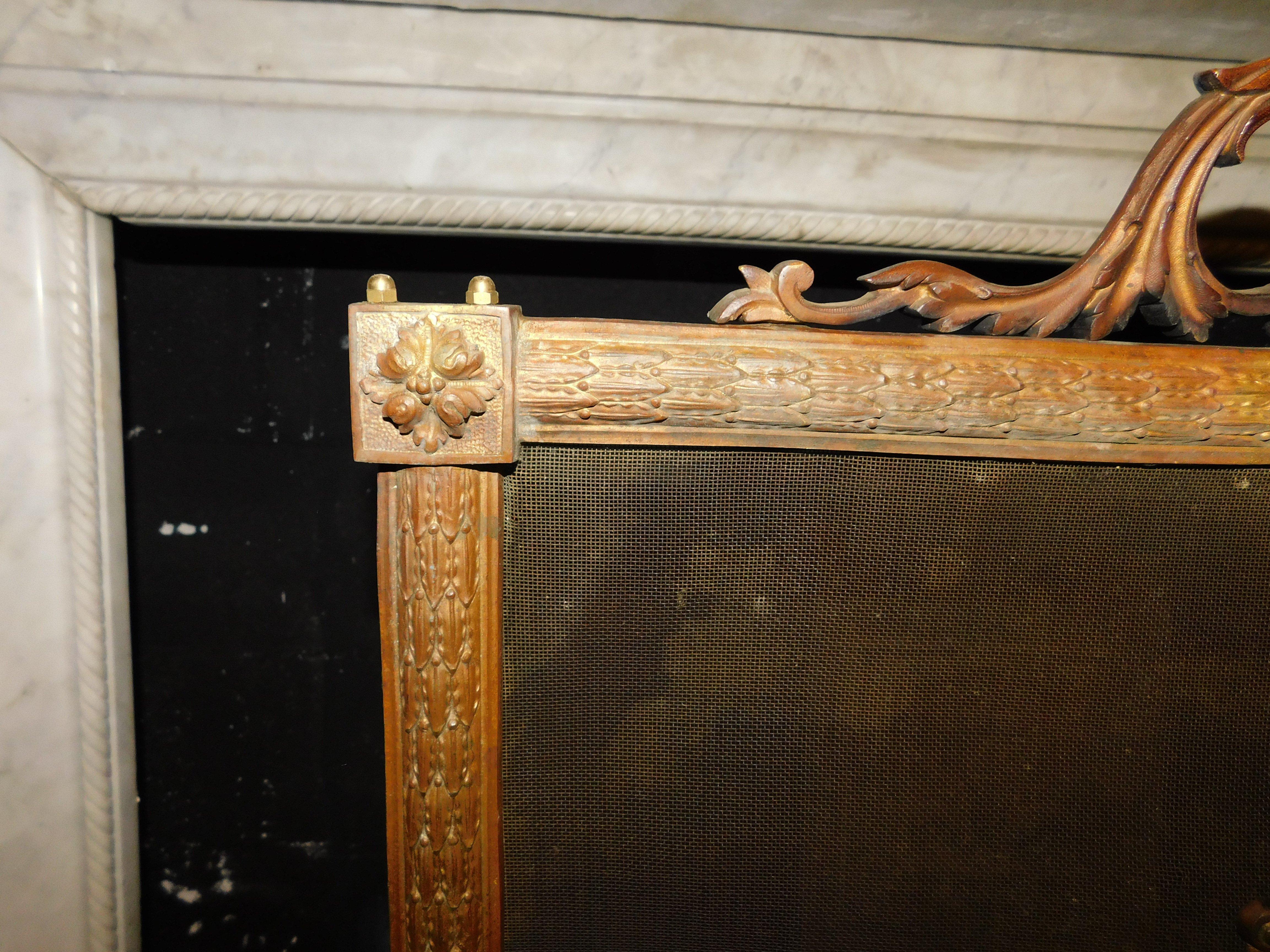 Antiquaire en maille de laiton doré avec décoration centrale, Italie en vente 1