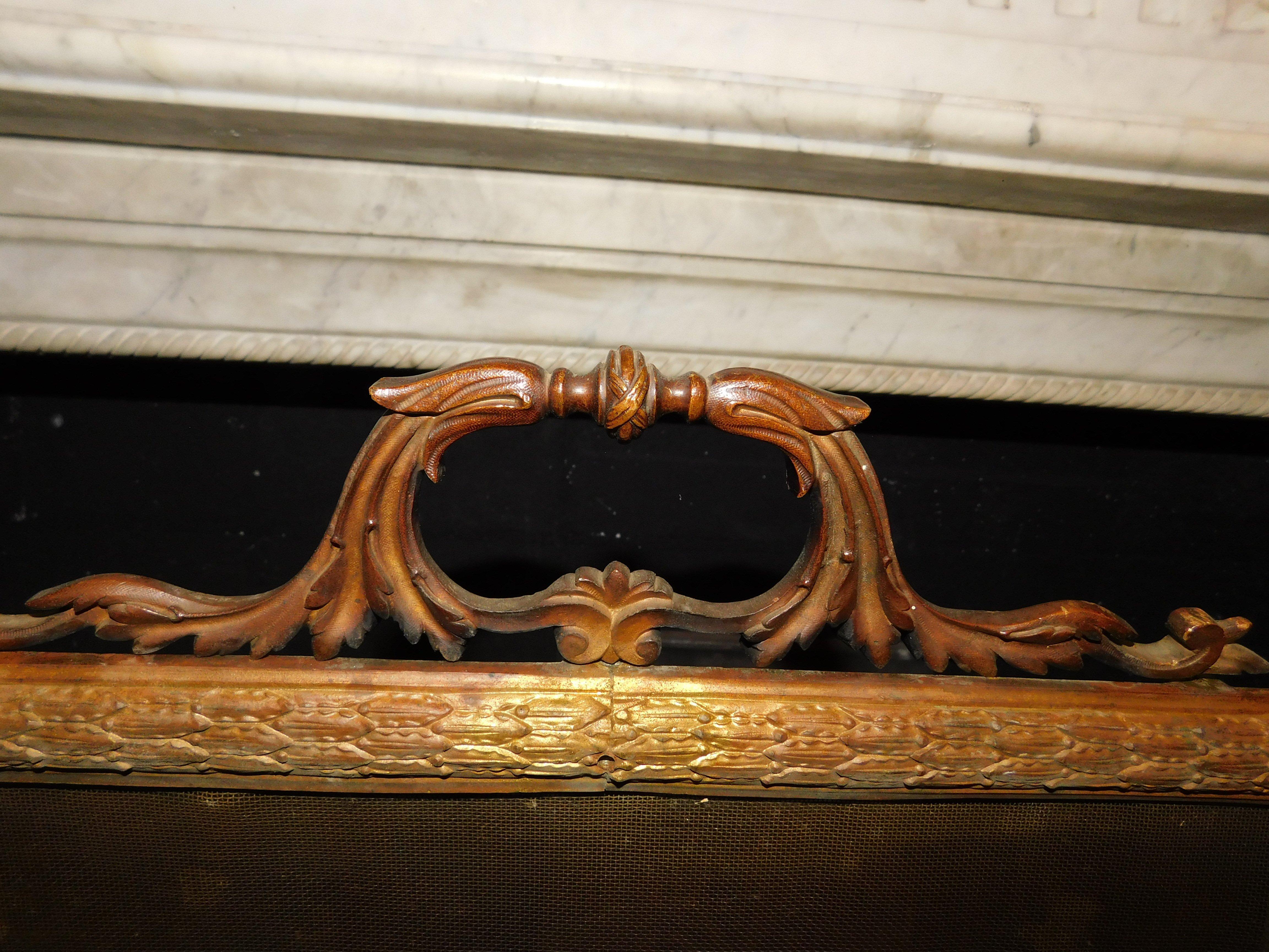 Antiquaire en maille de laiton doré avec décoration centrale, Italie en vente 2