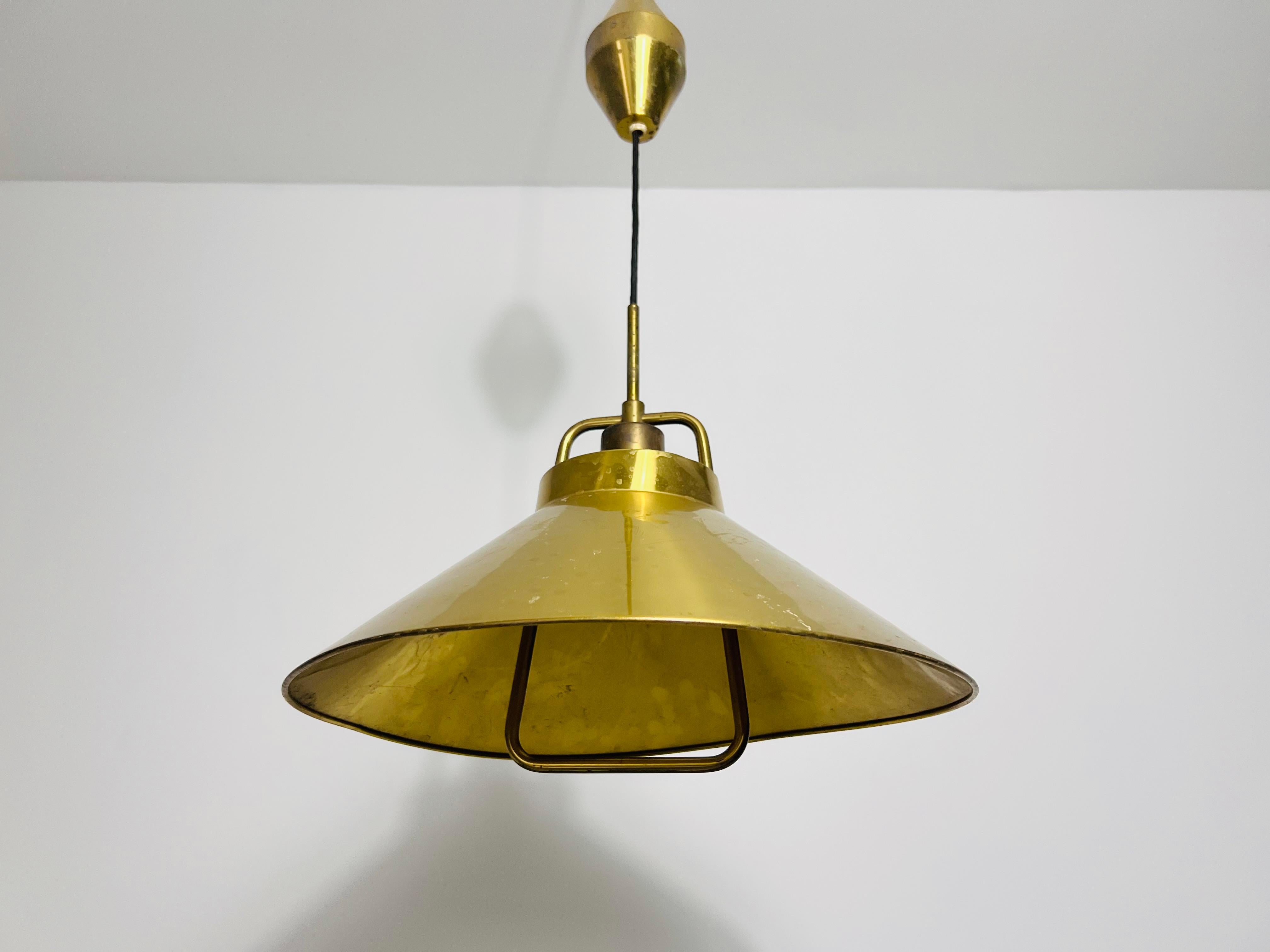 Mid-Century moderno Lampada a sospensione in ottone dorato di Fritz Schlägel per Lyfa, anni '70 in vendita
