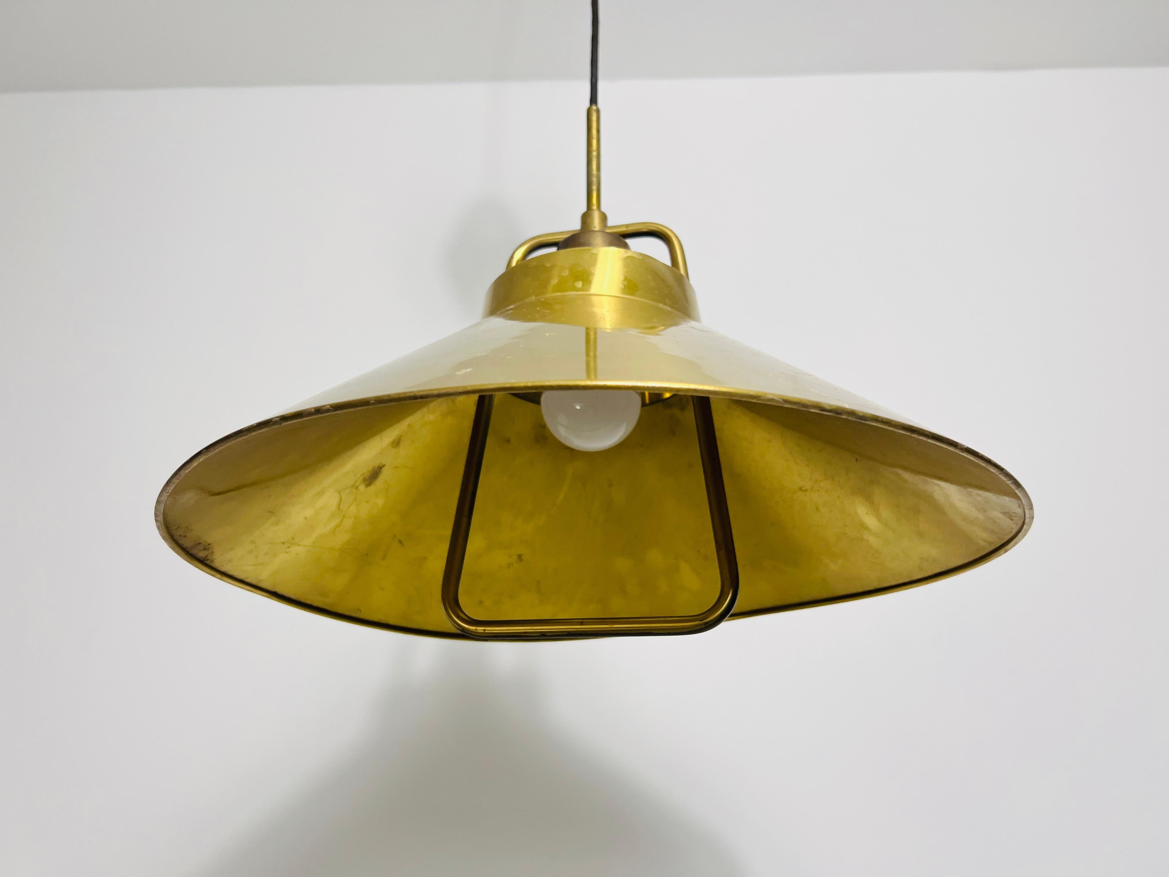 Lampada a sospensione in ottone dorato di Fritz Schlägel per Lyfa, anni '70 In condizioni buone in vendita a Hagenbach, DE