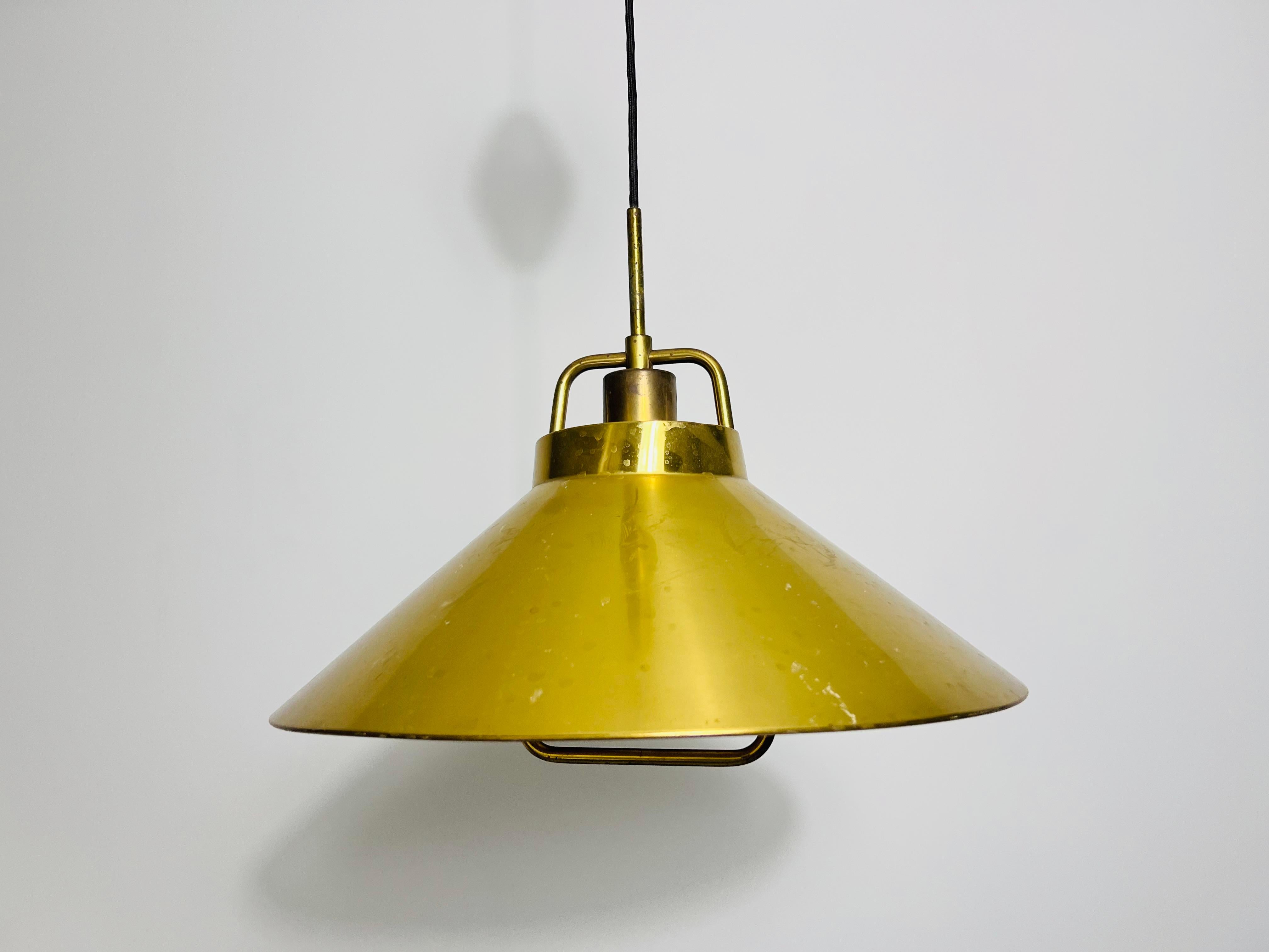 Alluminio Lampada a sospensione in ottone dorato di Fritz Schlägel per Lyfa, anni '70 in vendita